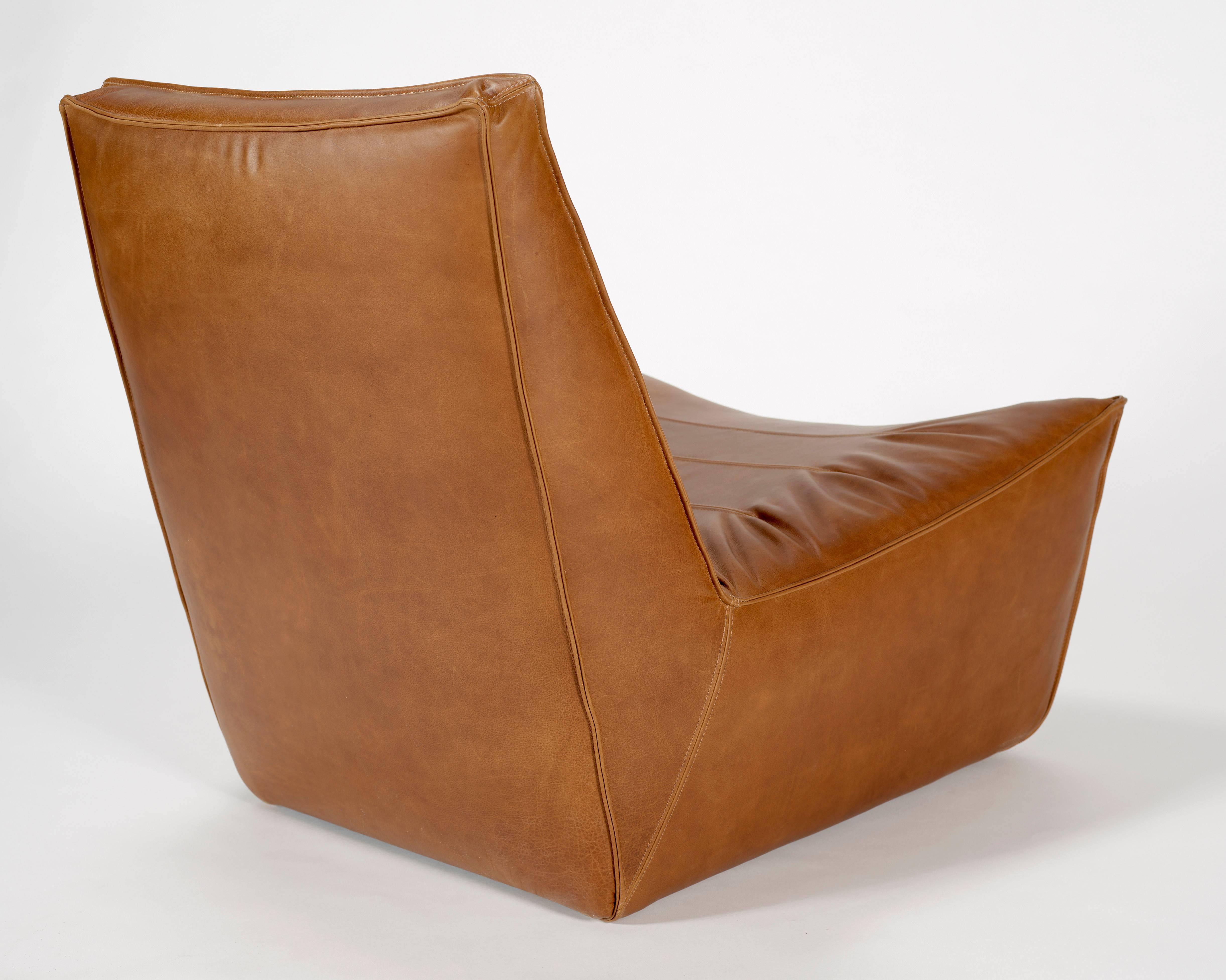 American 100xbtr Contemporary Pinch Lounge Chair in Whiskey Leather For Sale