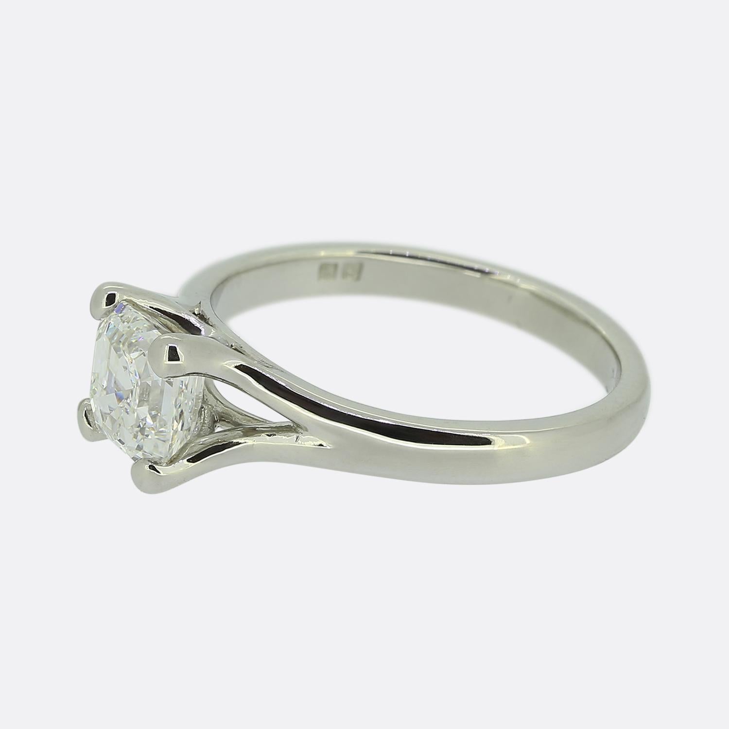 Nous avons ici une bague de fiançailles classique en diamant, avec un seul diamant de taille asscher au centre. Le diamant est monté sur une monture en platine à quatre griffes et est d'une magnifique couleur F, ce qui lui confère un bel éclat