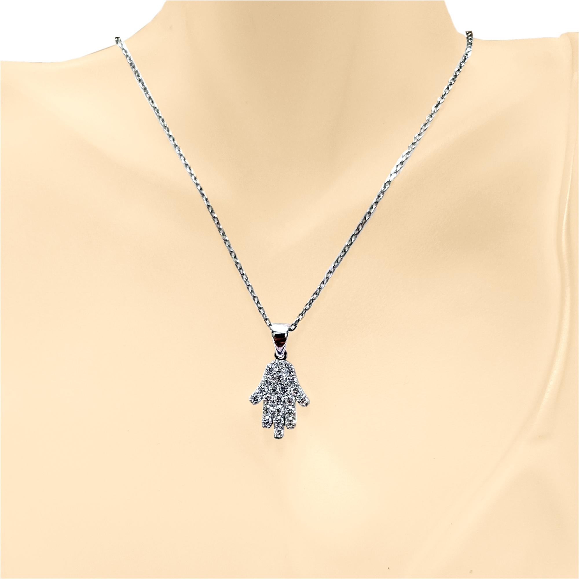Oro 14K Bellissimo  Ciondolo Hamsa a forma di mano con 23 pezzi di diamanti rotondi.  Diamanti Brillianti con peso totale di 1.01 carati.
Dimensioni 21 mm x 11 mm
Peso totale dei diamanti: 1,01 carati
Qualità del diamante: VS/F-G
Metallo: Oro bianco