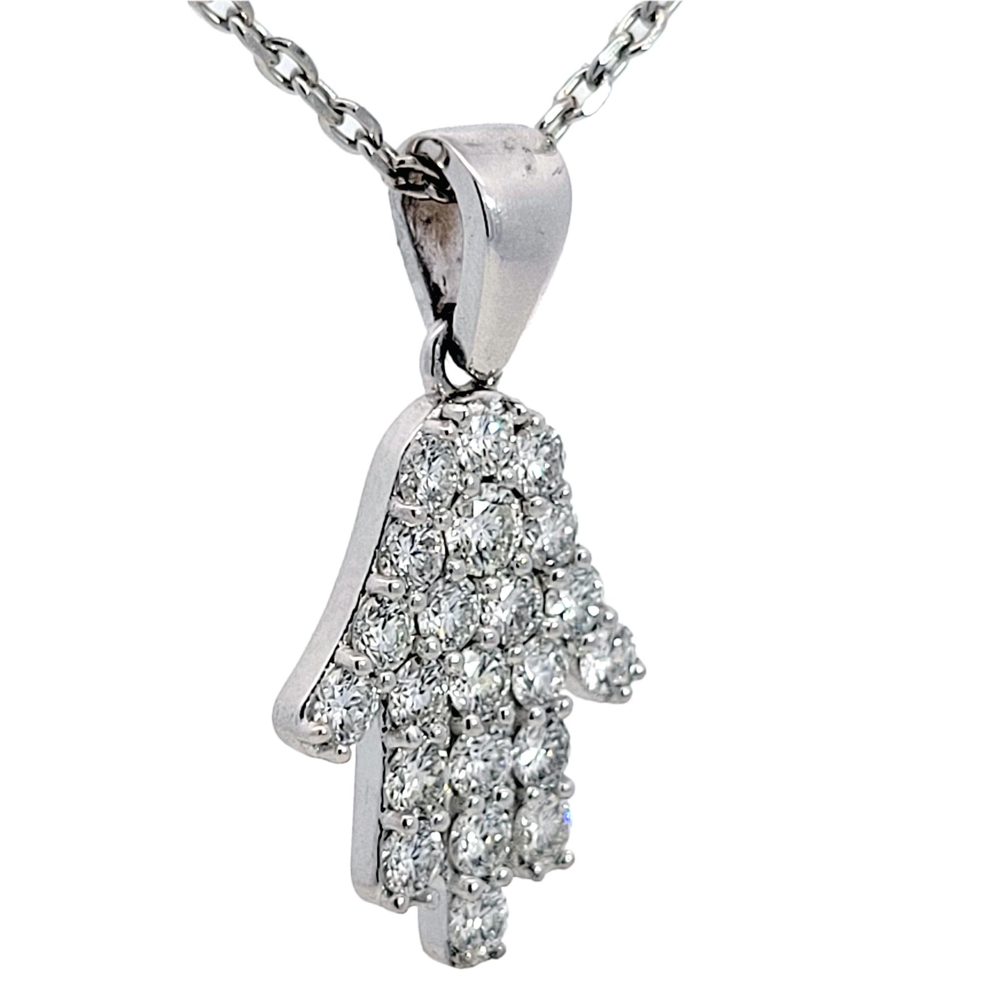 Contemporaneo Sebastian Bernards 1,01 carati in oro bianco 14K con diamanti incastonati e ciondolo a forma di mano Hamsa in vendita