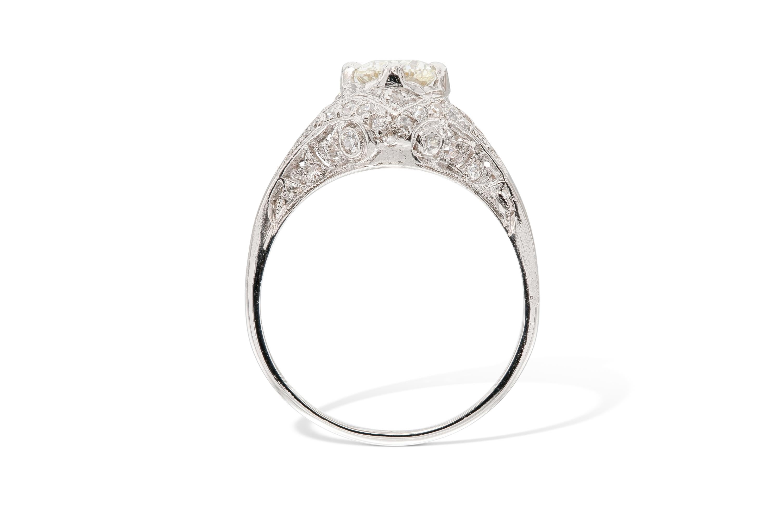 1.01 Carat Art Deco Diamond Engagement Ring In Good Condition For Sale In New York, NY