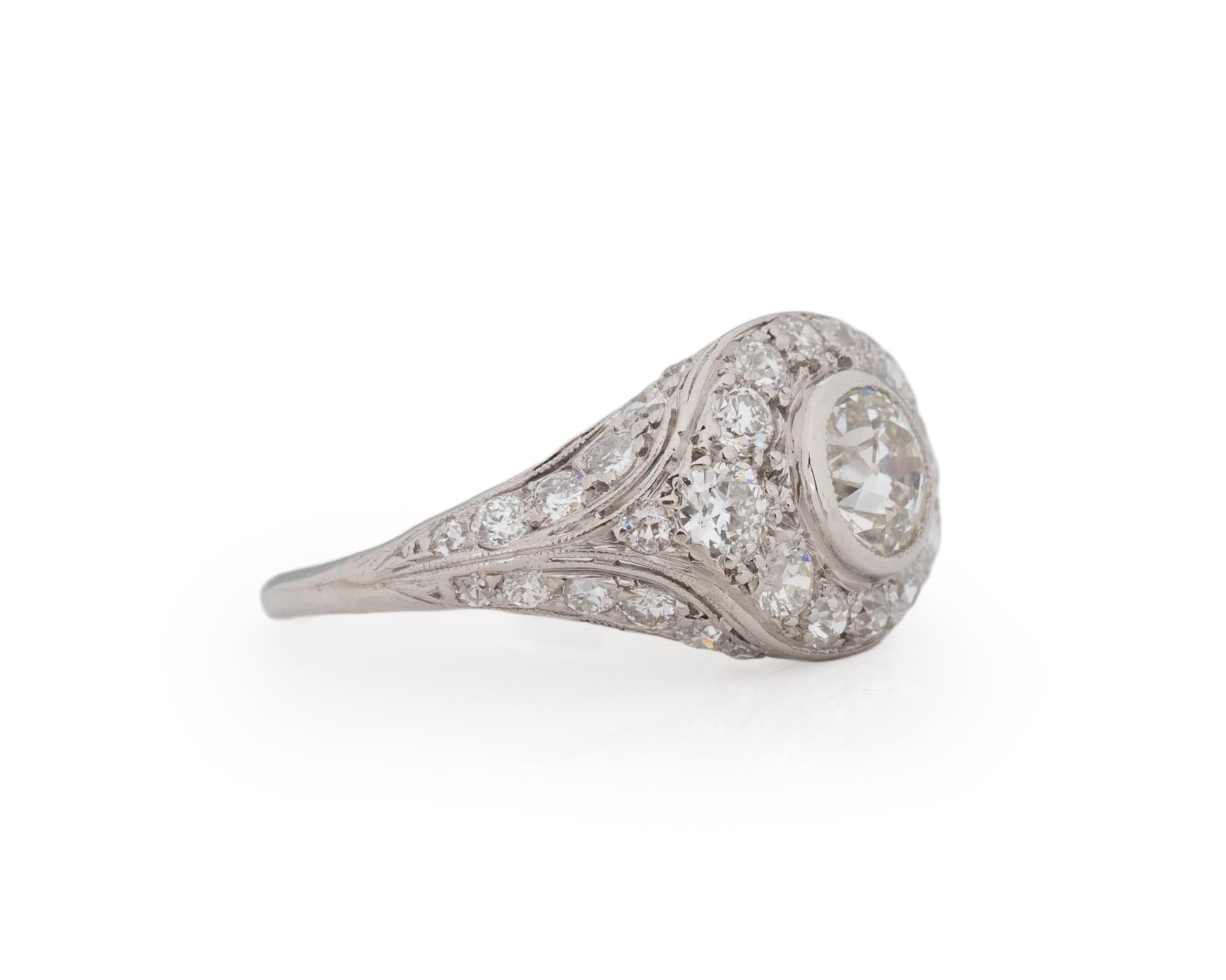 Taille de l'anneau : 6.75
Type de métal : Platine [poinçonné et testé].
Poids : 4,31 grammes

Détails du diamant central :
Poids : 1.01ct
Coupe : Vieux brillant européen
Couleur : H
Clarté : SI2

Détails des diamants latéraux :
.30ct, poids total,
