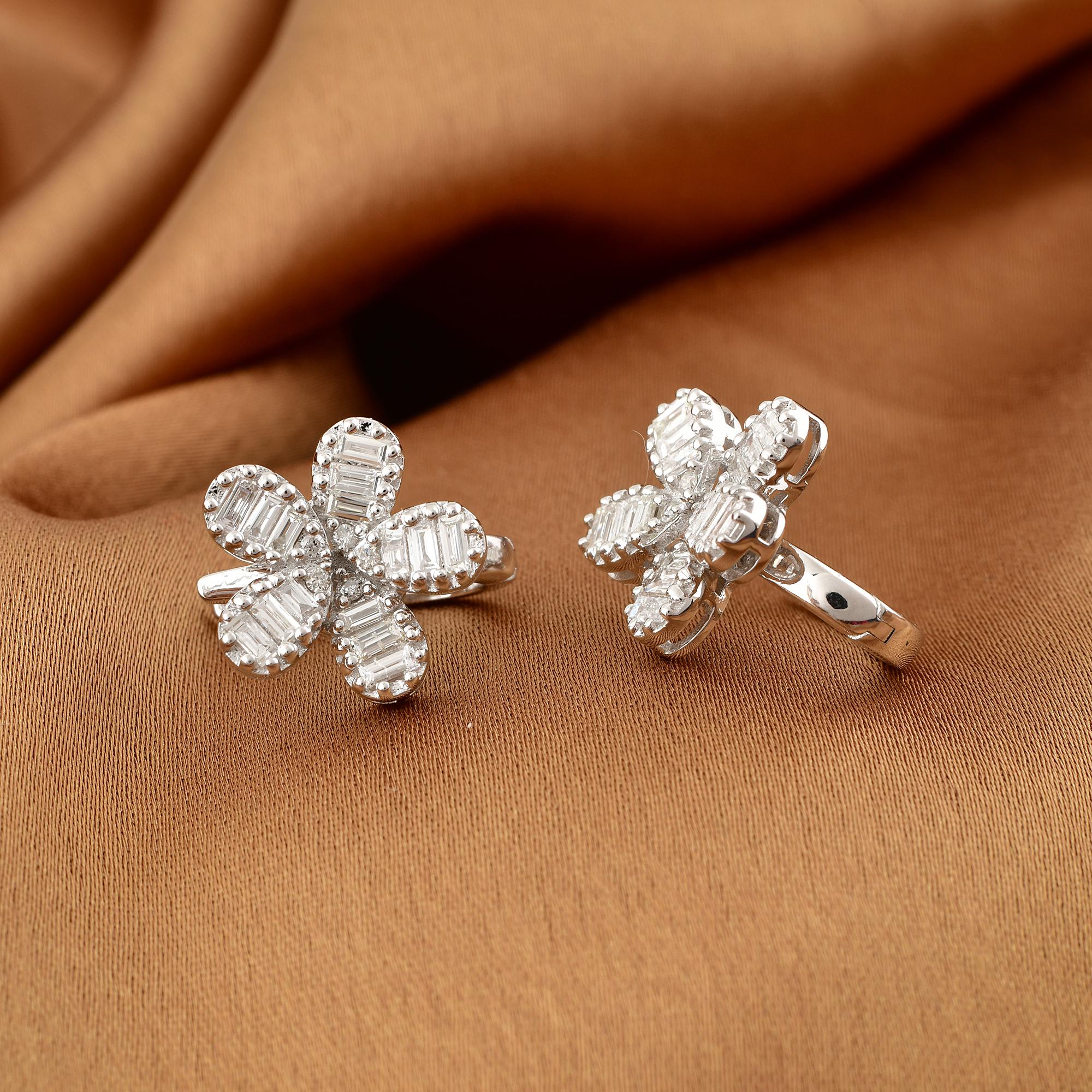 Moderne Clous d'oreilles fleur en or blanc 18 carats avec diamants baguettes de 1,01 carat en vente