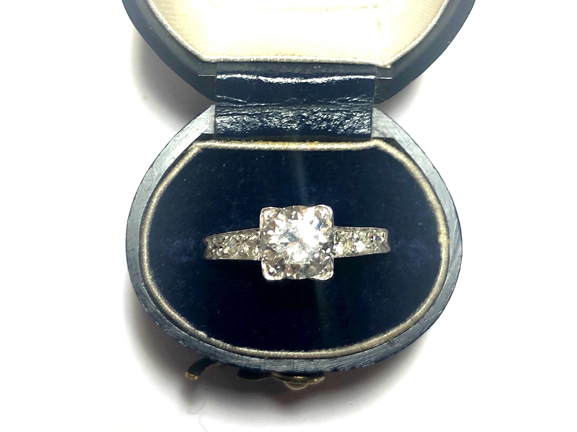 1.01 Carat Brilliant Cut Diamond Platinum Ring For Sale 4