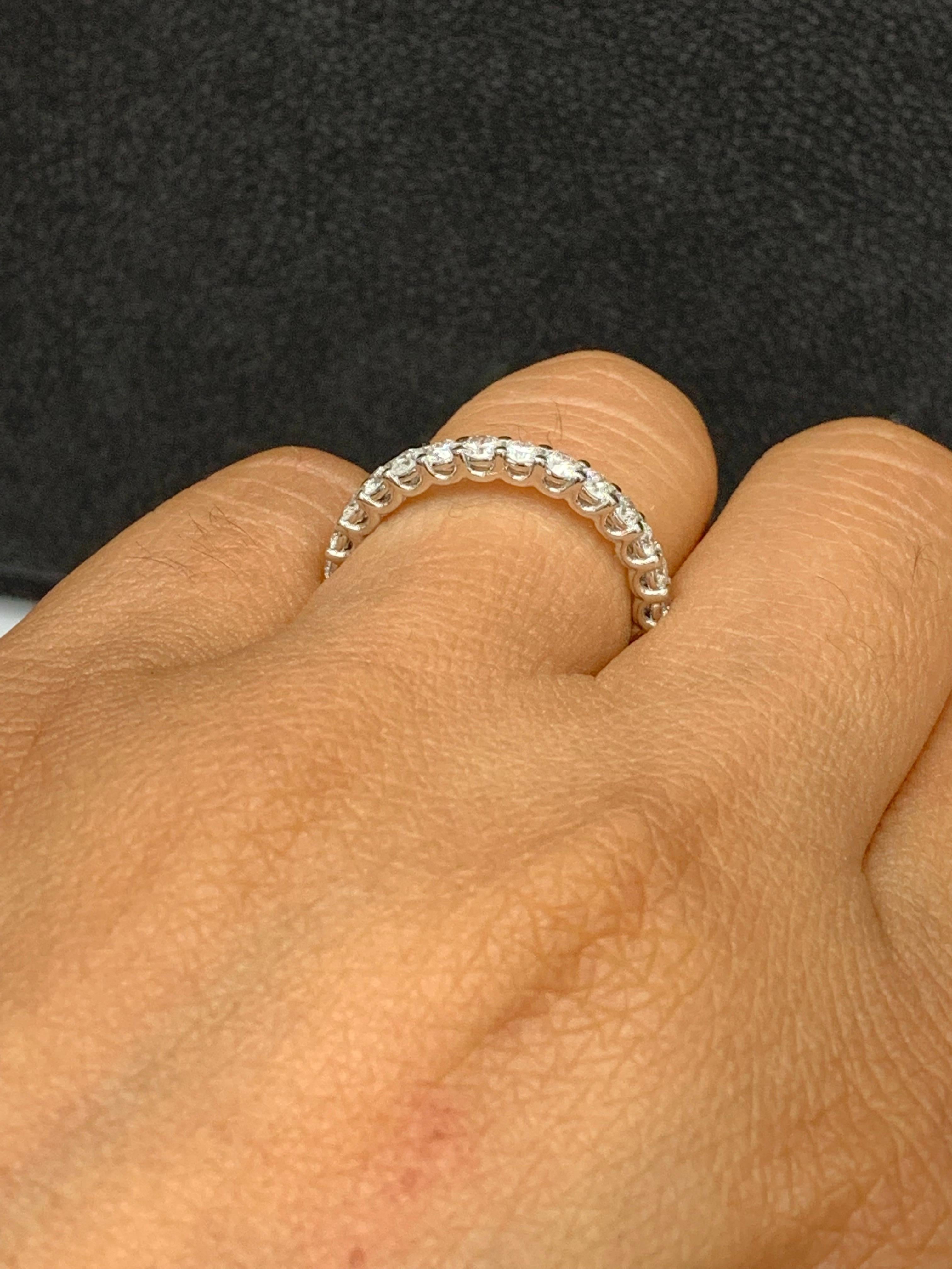 Alianza de boda de eternidad con diamante redondo talla brillante de 1,01 quilates en oro blanco de 14 quilates en venta 1