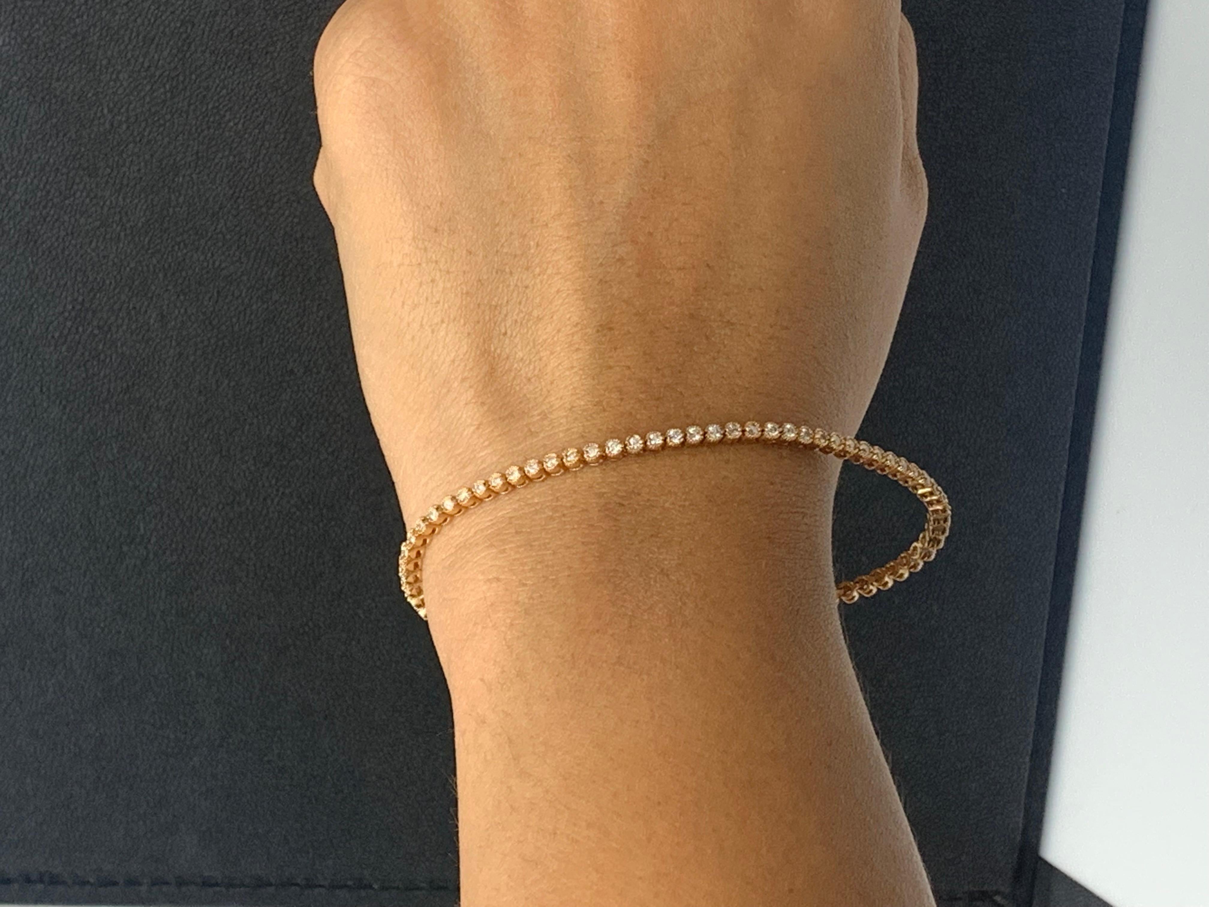Ein klassisches Tennisarmband mit einer Reihe runder Brillanten, gefasst in einer polierten Fassung aus 14 Karat Roségold. 73 Diamanten wiegen insgesamt 1,01 Karat und sind etwa GH Farbe, SI1 Klarheit.

Style ist in verschiedenen Preisklassen