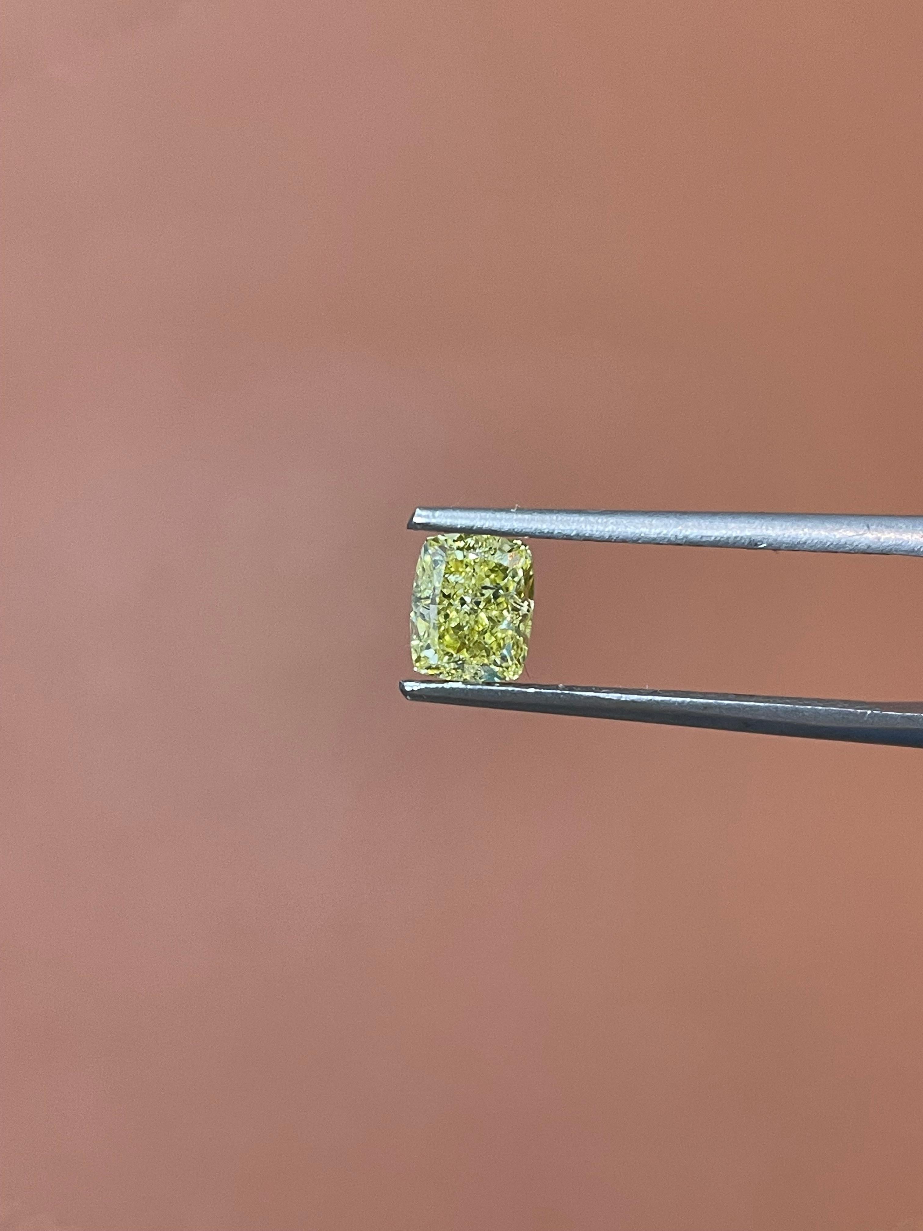 Taille coussin Diamant coussin brillant de 1,01 carat certifié par la GIA, de couleur jaune fantaisie, pureté SI2 en vente