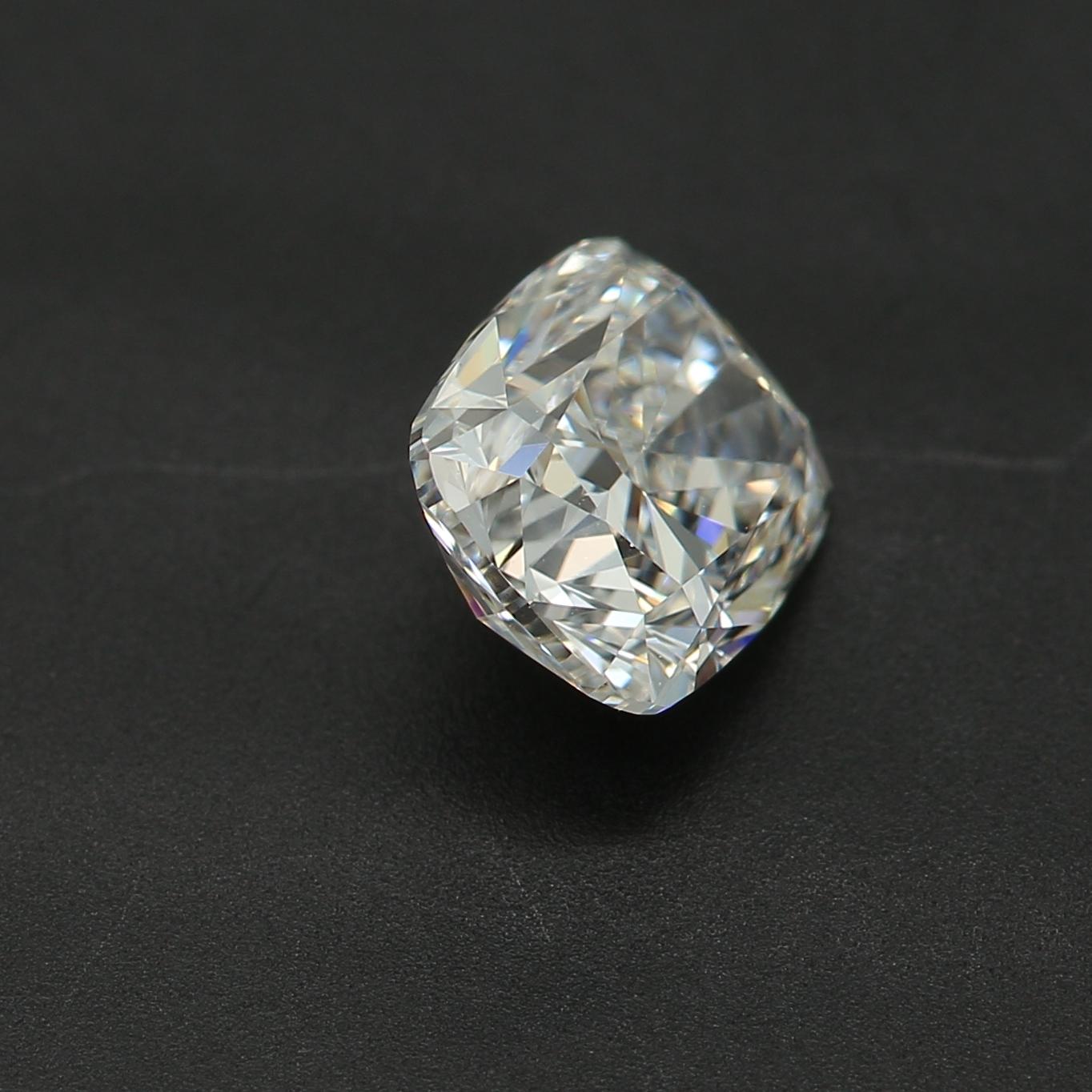 Women's or Men's 1.01 Carat Cushion cut diamond VS1 Clarity GIA Certified For Sale