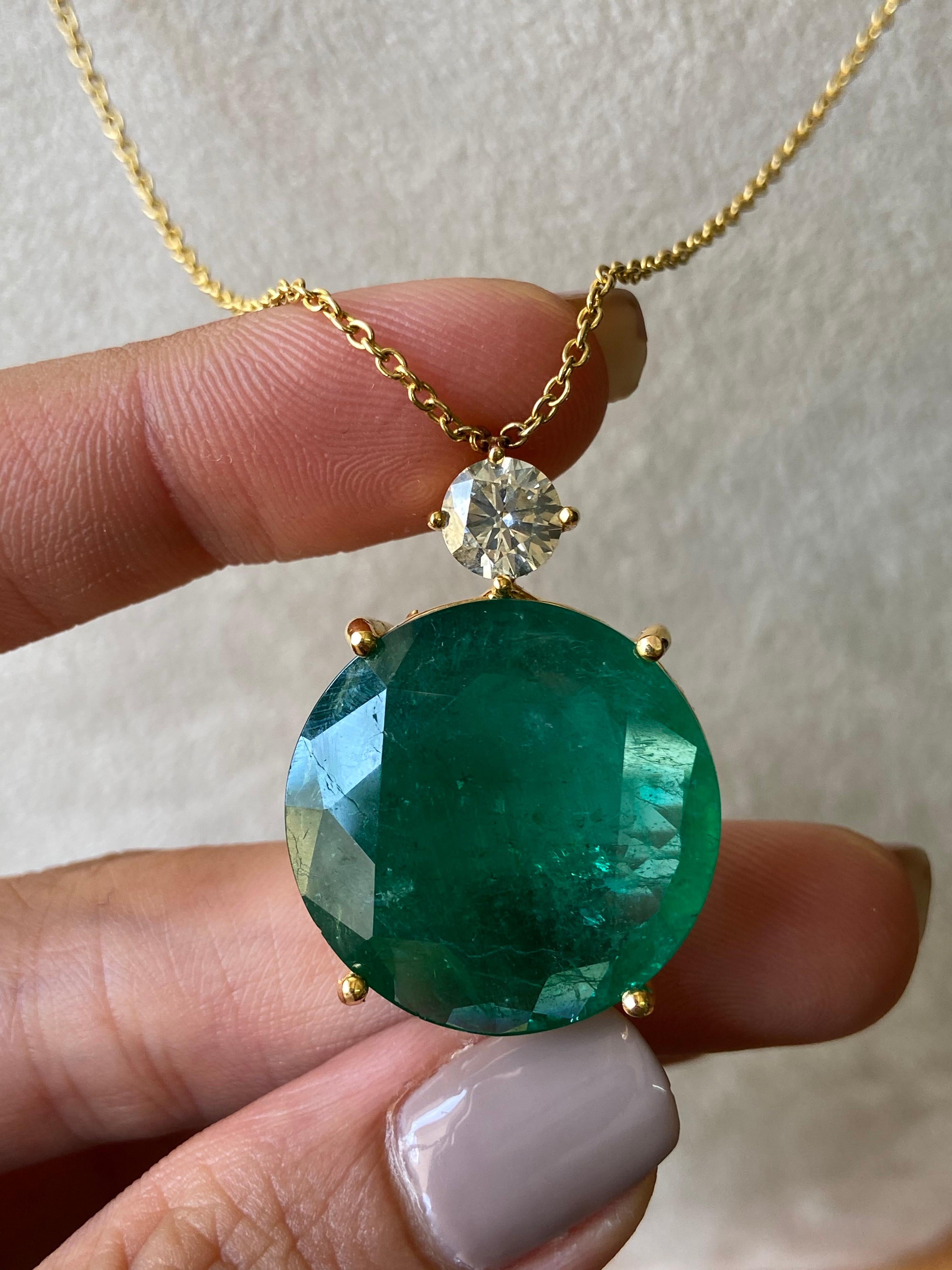 Eine einzigartige, moderne Halskette mit einem runden Smaragd von 29,31 Karat und einem Diamanten von 1,01 Karat als Anhänger. Der Smaragd ist transparent, mit natürlichen Einschlüssen und einer idealen Farbe, und der Diamant hat die Qualität VS/SI.