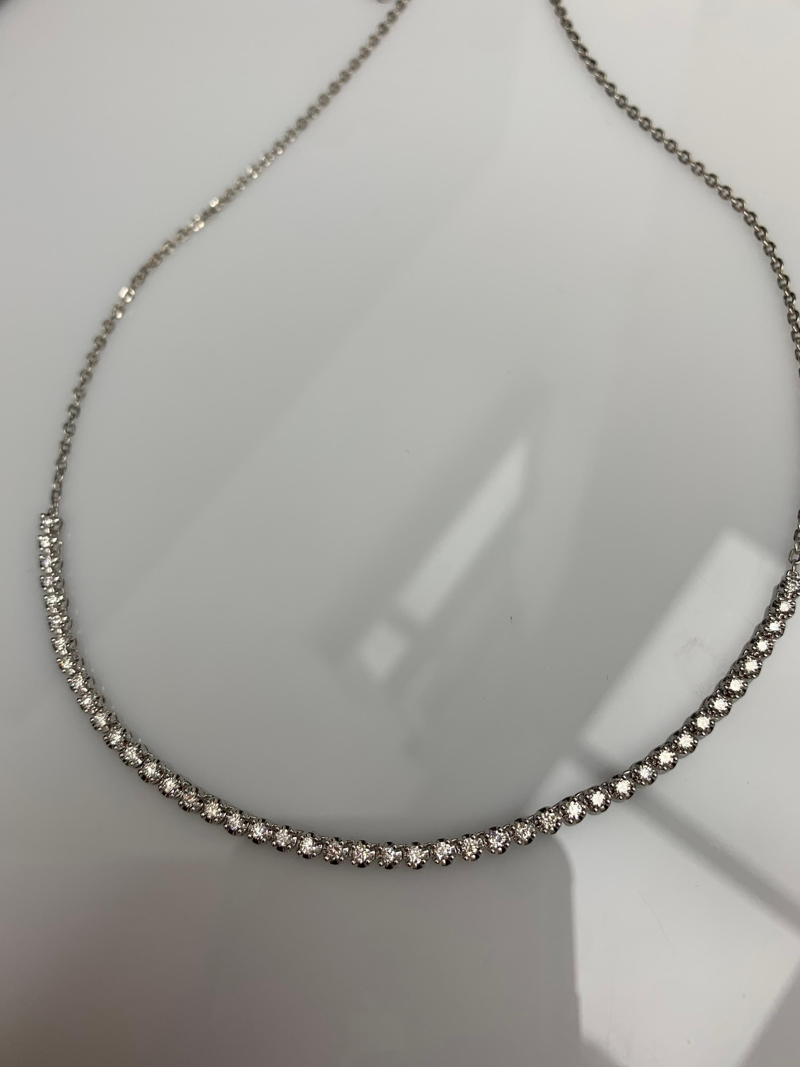 Questa bellissima collana di diamanti è regolabile e realizzata in oro bianco 14K. Presenta 44 diamanti rotondi a taglio brillante per un peso totale di 1,01 carati. La catena regolabile si adatta a diverse dimensioni del collo ed è disponibile
