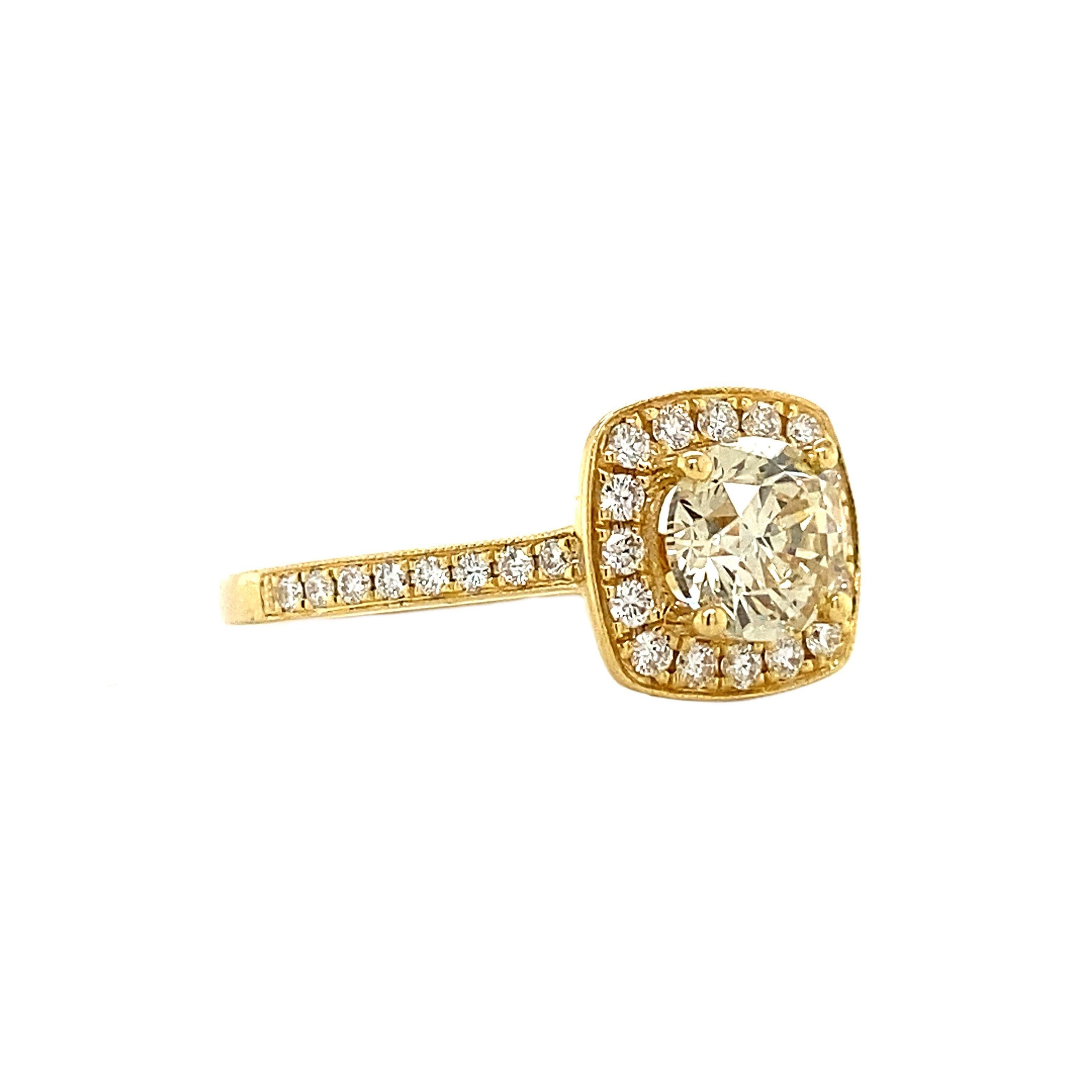 This 18 carat yellow gold NEW ring is set with a diamond of 1.01 carat in the middle. In the band and around the middle diamond are 32 diamonds of 0.29 carat. They are all brilliant cut. This concerns a new ring. The ring size can be adjusted.