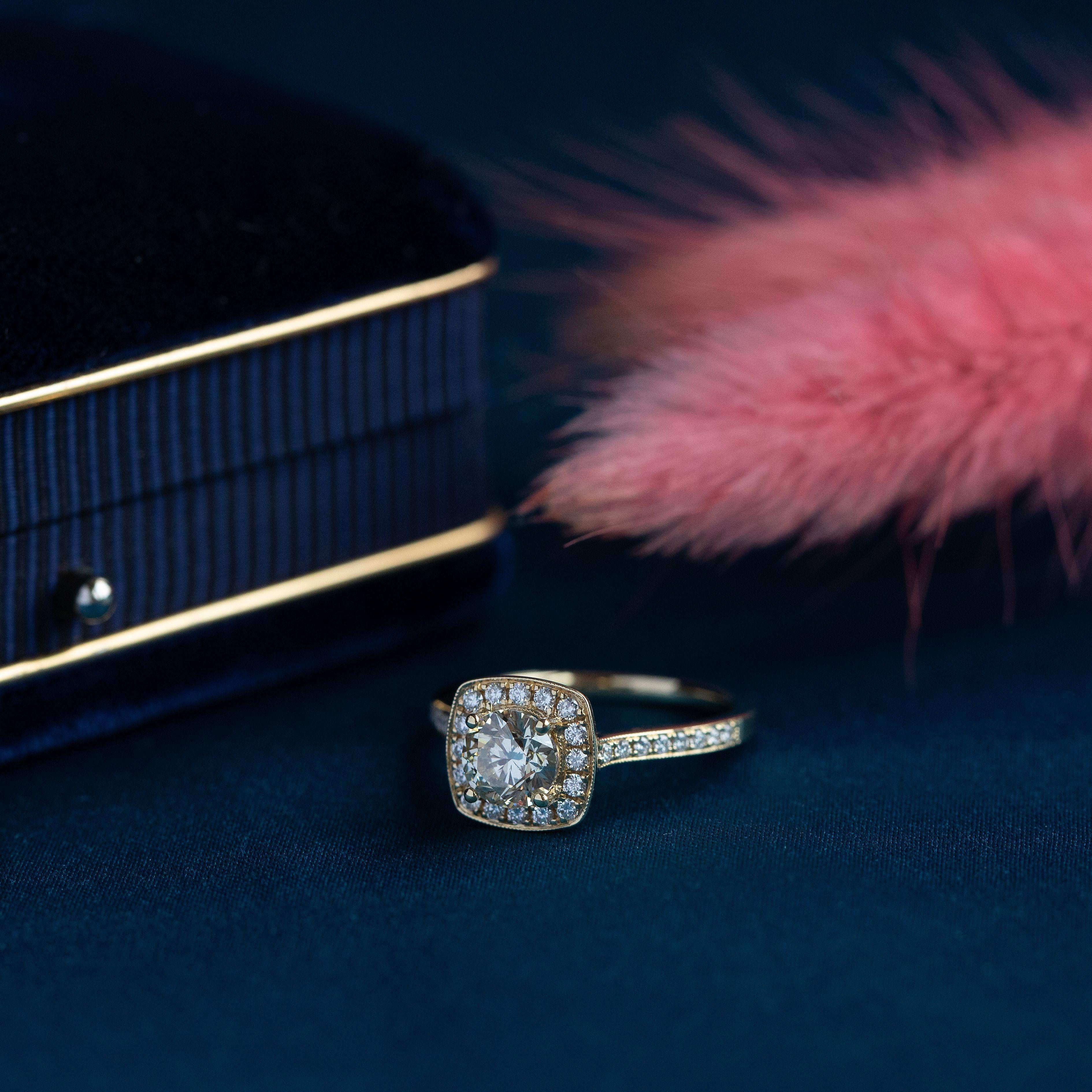 Women's 1.01 Carat Diamond Gold Engagement Ring For Sale