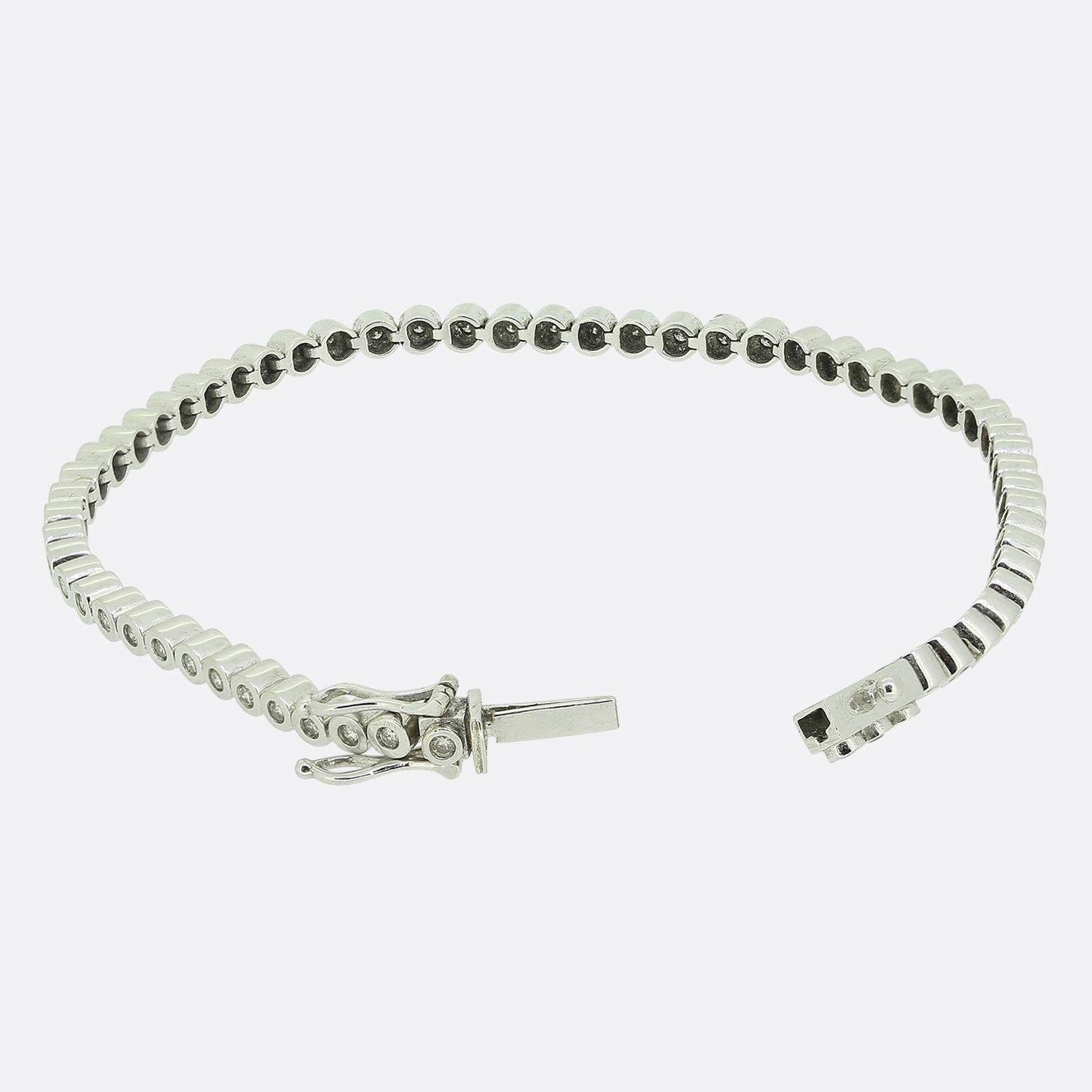 Il s'agit d'un bracelet en or blanc 18 ct avec ligne de diamants. Les diamants sont sertis par frottement et pèsent au total 1,01 carat.

Condit : Utilisé (Très bon)
Poids : 13.8 grammes
Longueur : 7,5 pouces
Largeur de la bande : 3 mm
Poids total