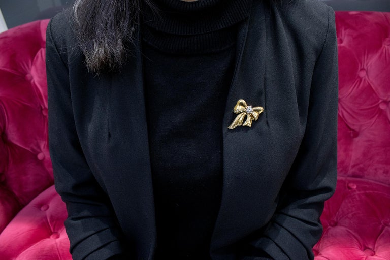 1.01 Carat Diamond Ribbon Bow Tie Brooch in 18k Yellow Gold For Sale at