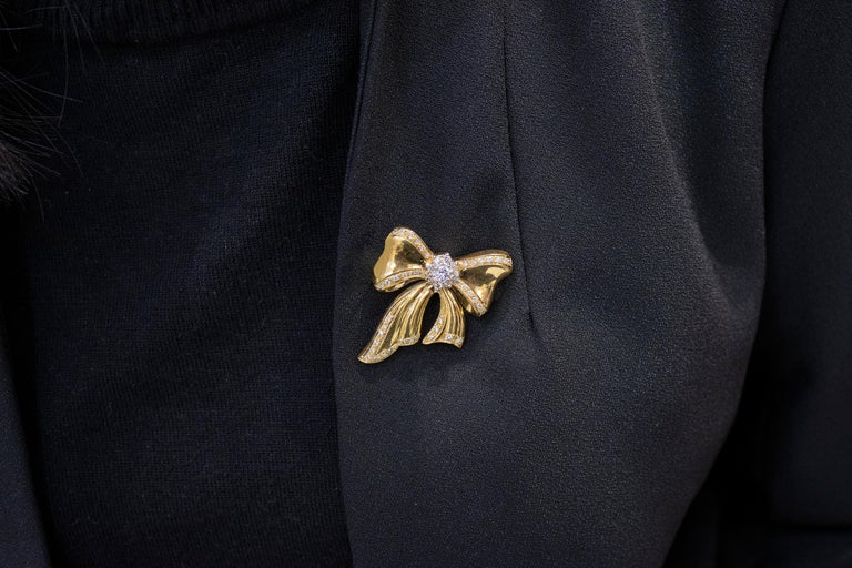 1.01 Carat Diamond Ribbon Bow Tie Brooch in 18k Yellow Gold For Sale at