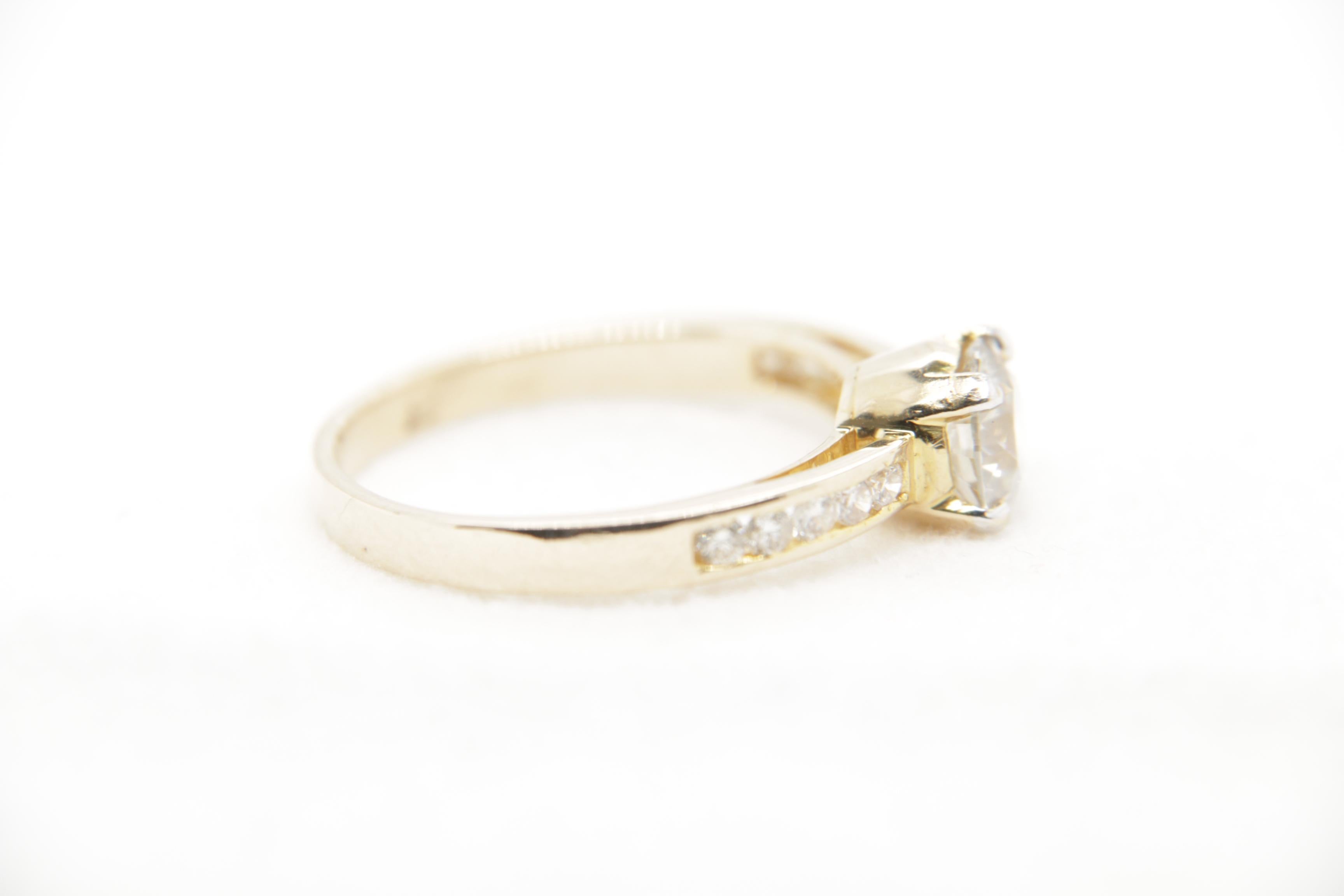 Round Cut 1.01 Carat Diamond Ring in 18 Karat Gold For Sale