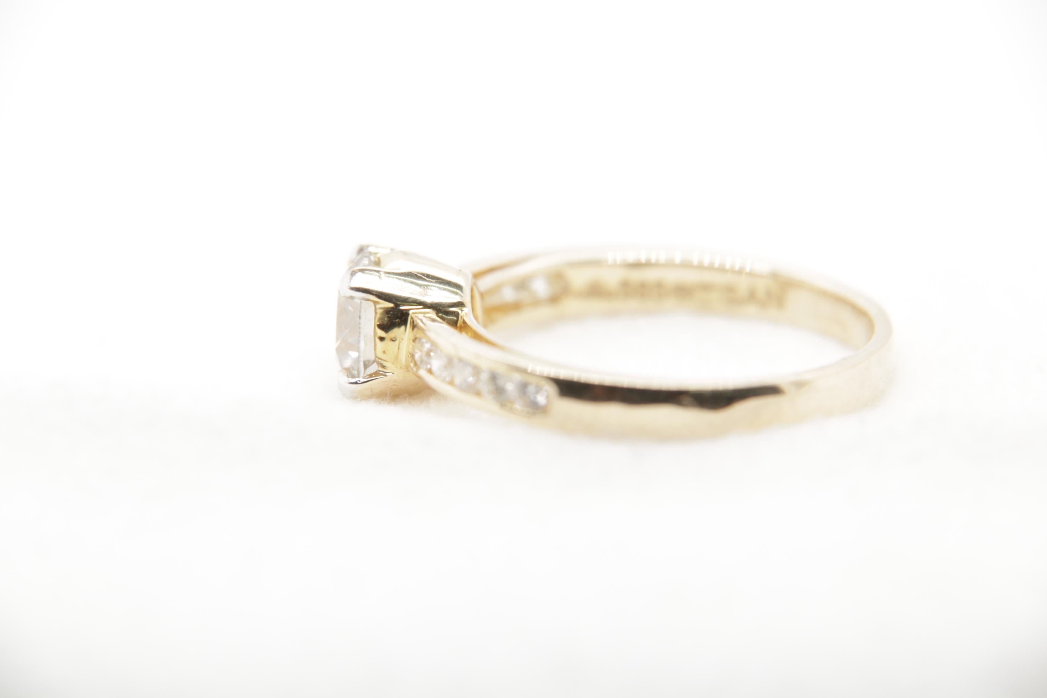 Women's or Men's 1.01 Carat Diamond Ring in 18 Karat Gold For Sale