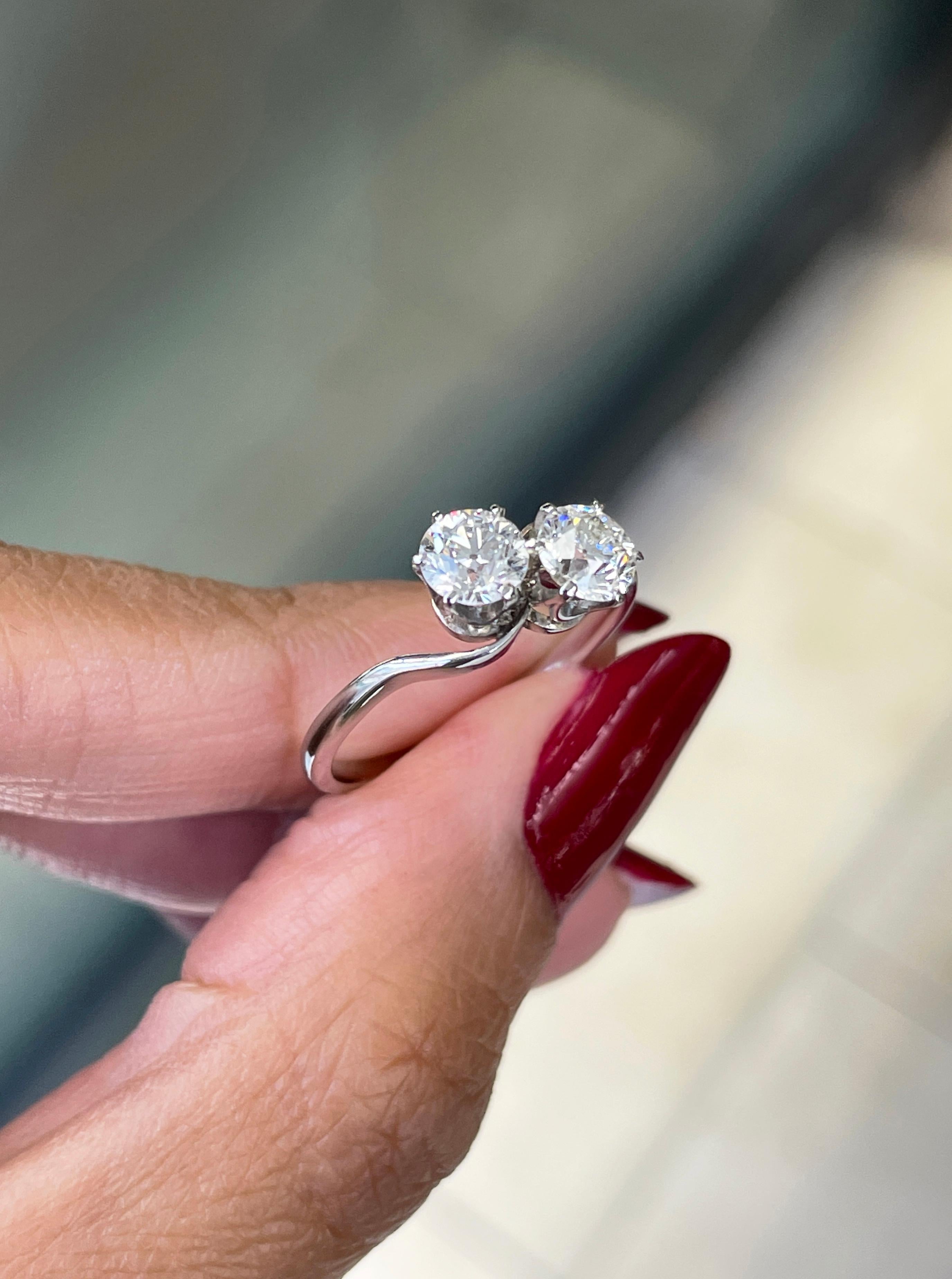 1.01 Karat Diamant Zweistein-Verlobungsring aus Platin, ca. 1920er Jahre im Zustand „Gut“ im Angebot in London, GB