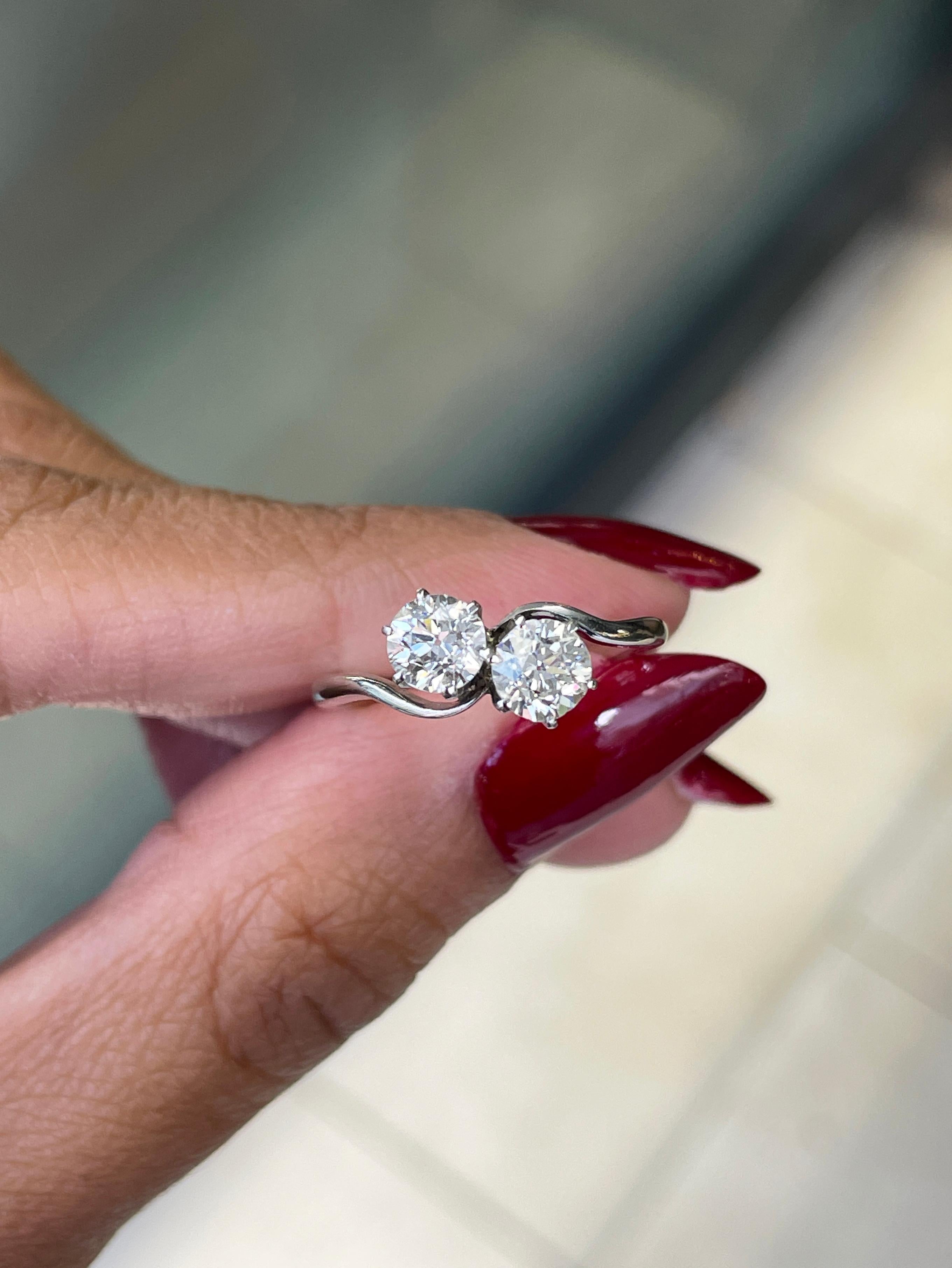 Bague de fiançailles croisée en platine avec deux pierres et diamant de 1,01 carat, c. 1920 Pour femmes en vente