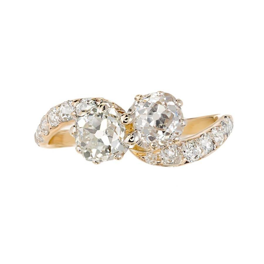 Anello di fidanzamento Art Deco del 1930 con doppio diamante in stile bypass. Due diamanti antichi di taglio europeo scintillanti in una montatura in oro giallo 14k

1 diamante vecchio taglio europeo, peso totale circa .52cts, K - L, VS2
1 diamante