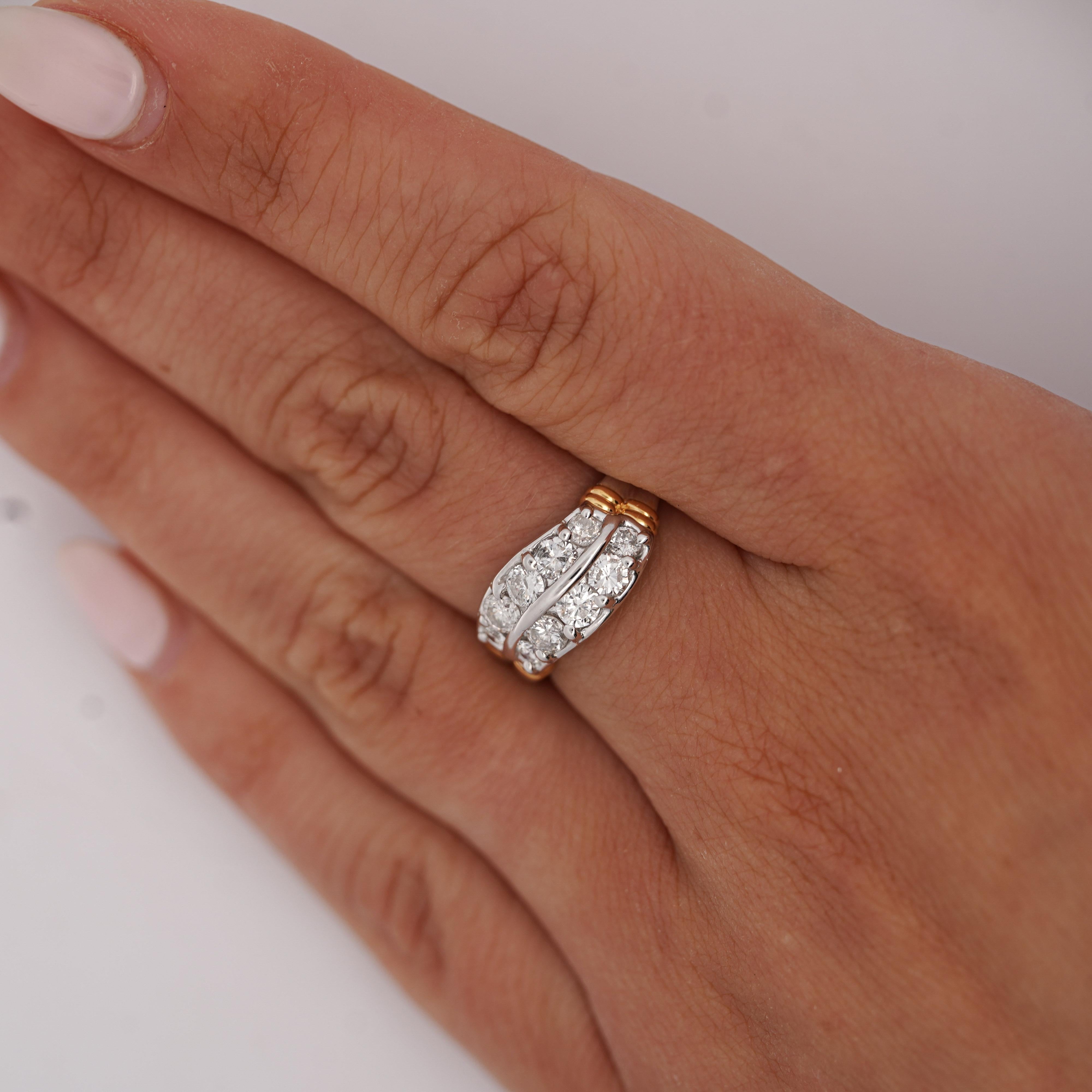 Bague à bande ondulée en diamant rond naturel de 1,01 carat en platine PT850 et or jaune 18 carats, sertie en canal sur deux rangs avec un design incurvé. Le bracelet ondulé contemporain mesure 8,3 mm de large et est serti en canal. Bague taille 6,