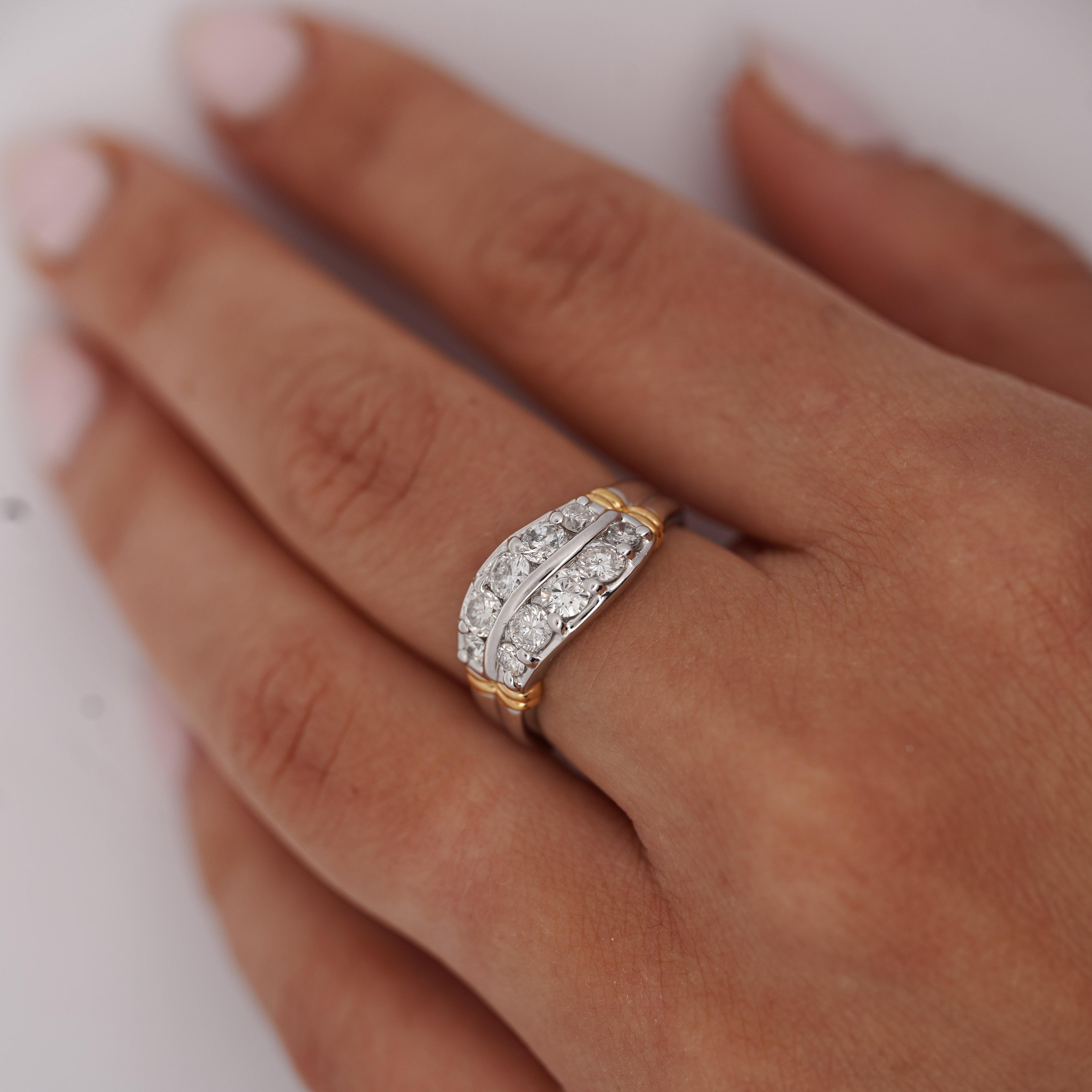 Taille brillant 1.01 Carat Dual Row Diamond Channel Platinum & 18K Gold Wavy Band Ring (Bague ondulée en platine et or 18K) en vente