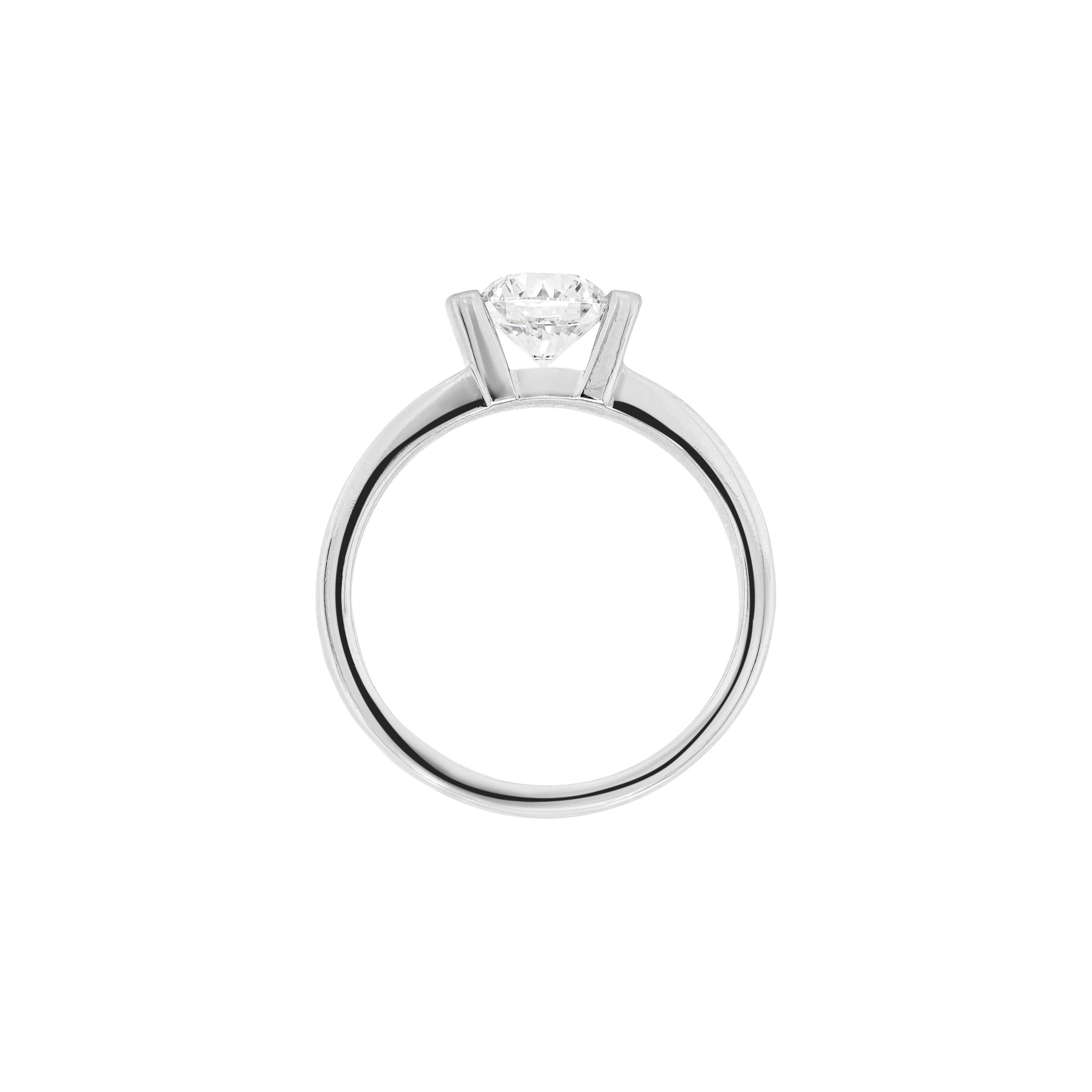 Modern 1.01 Carat E VS2 Diamond Platinum Solitare Engagement Ring For Sale