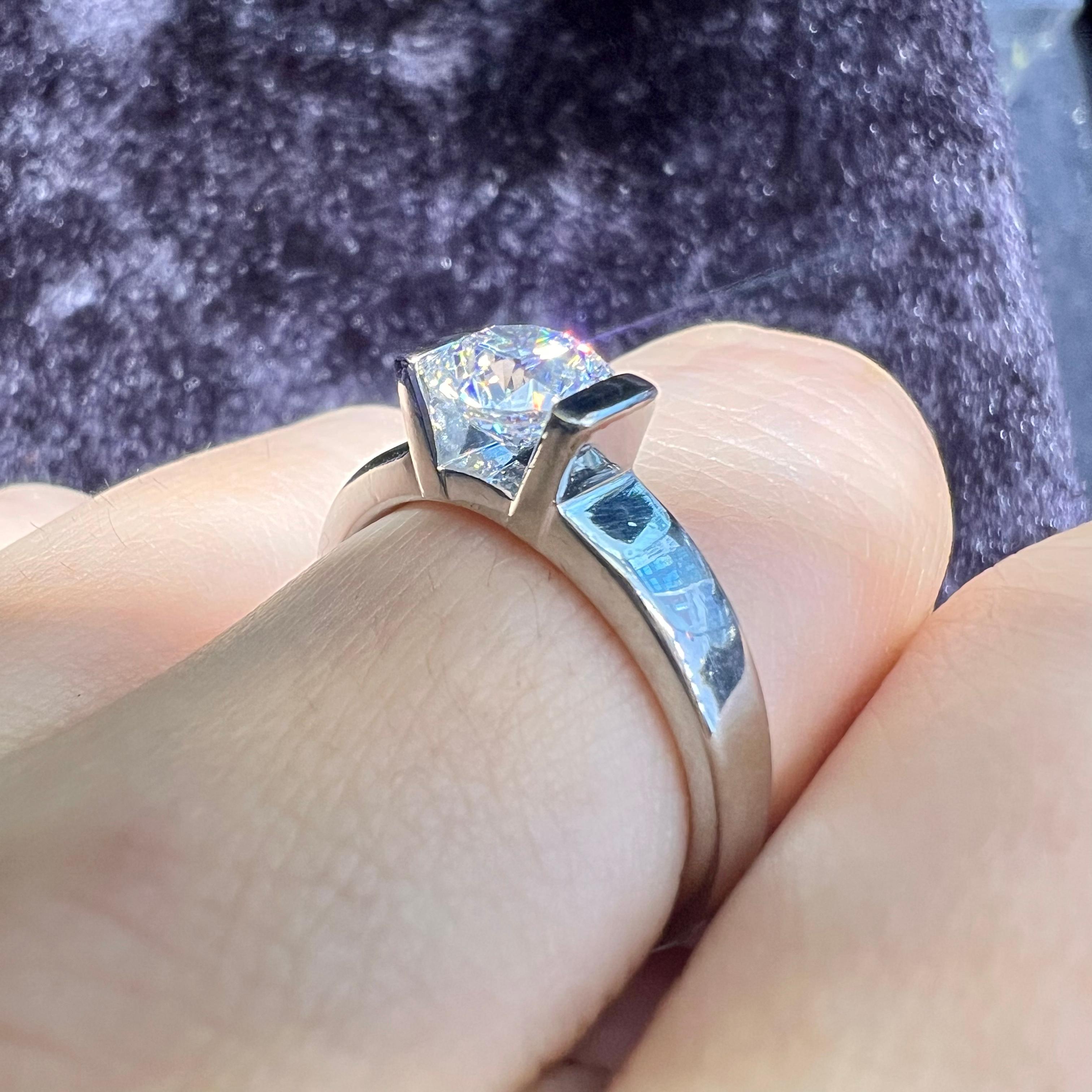 Brilliant Cut 1.01 Carat E VS2 Diamond Platinum Solitare Engagement Ring For Sale