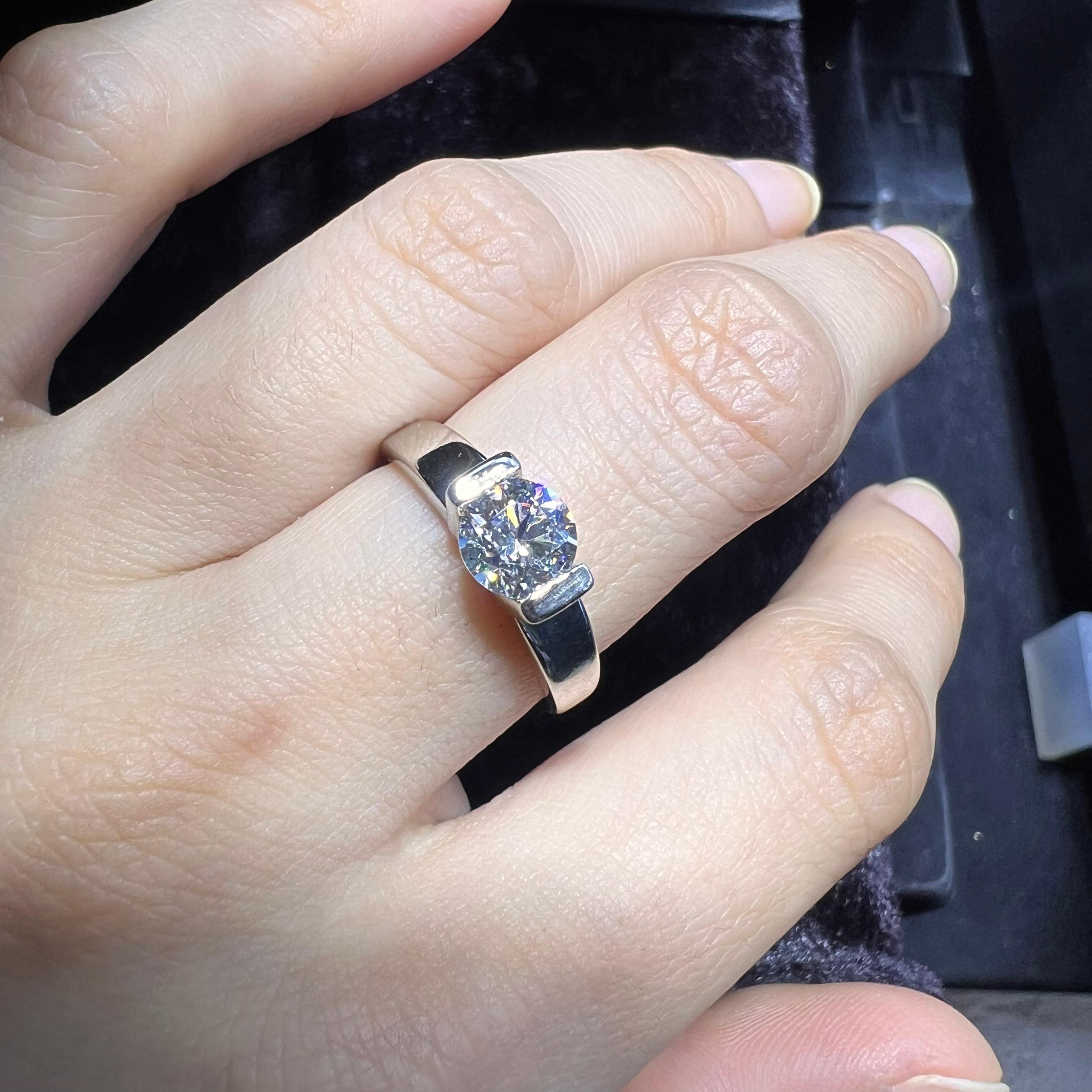 1.01 Carat E VS2 Diamond Platinum Solitare Engagement Ring In Excellent Condition For Sale In London, GB