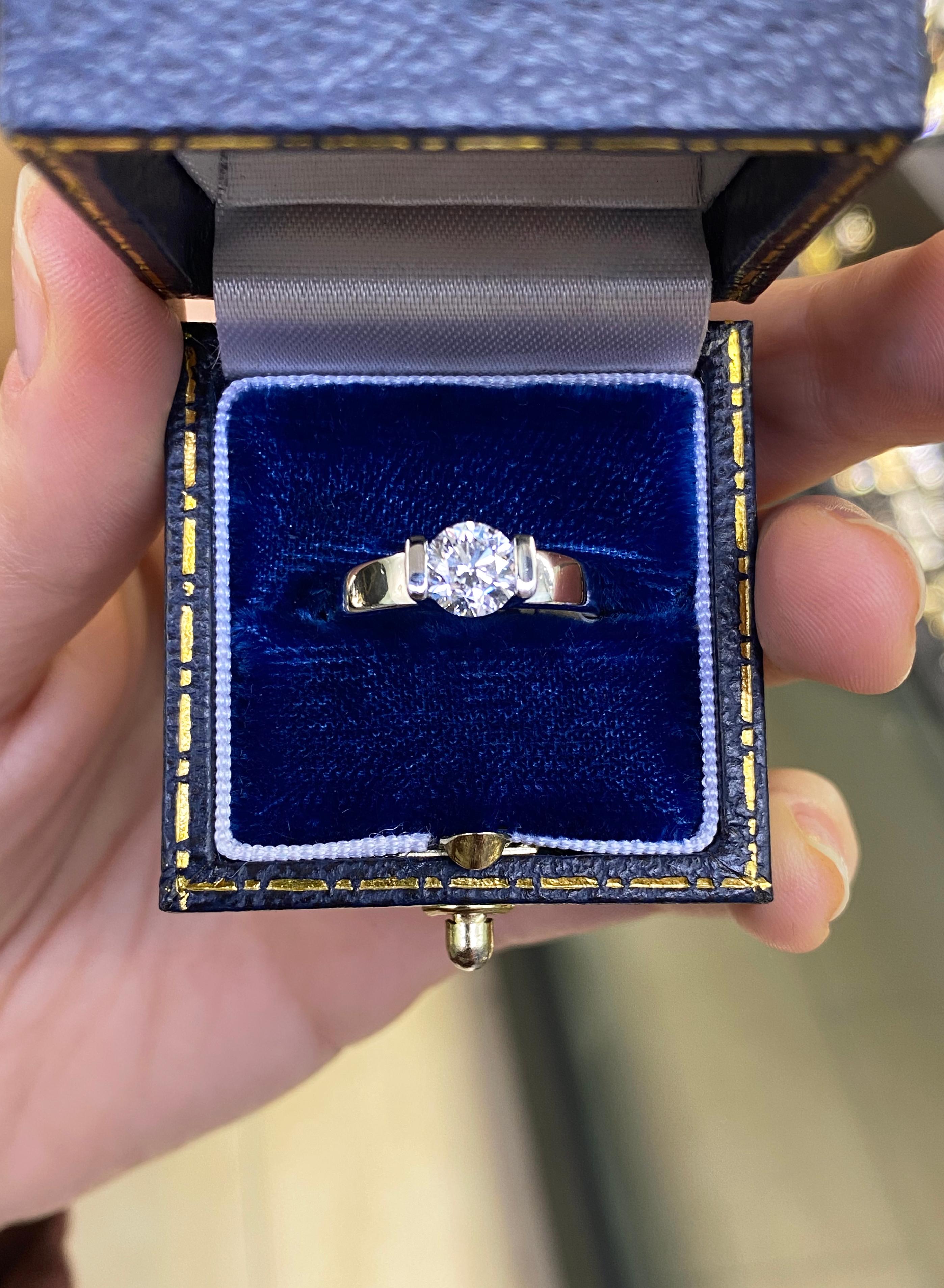 Women's 1.01 Carat E VS2 Diamond Platinum Solitare Engagement Ring For Sale
