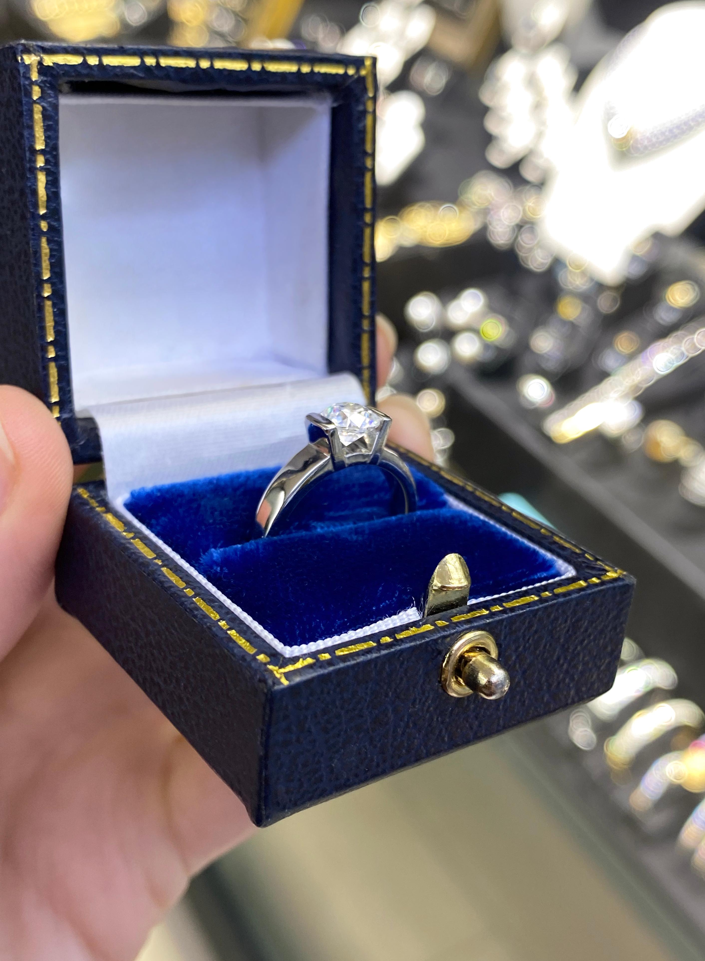 1.01 Carat E VS2 Diamond Platinum Solitare Engagement Ring For Sale 1