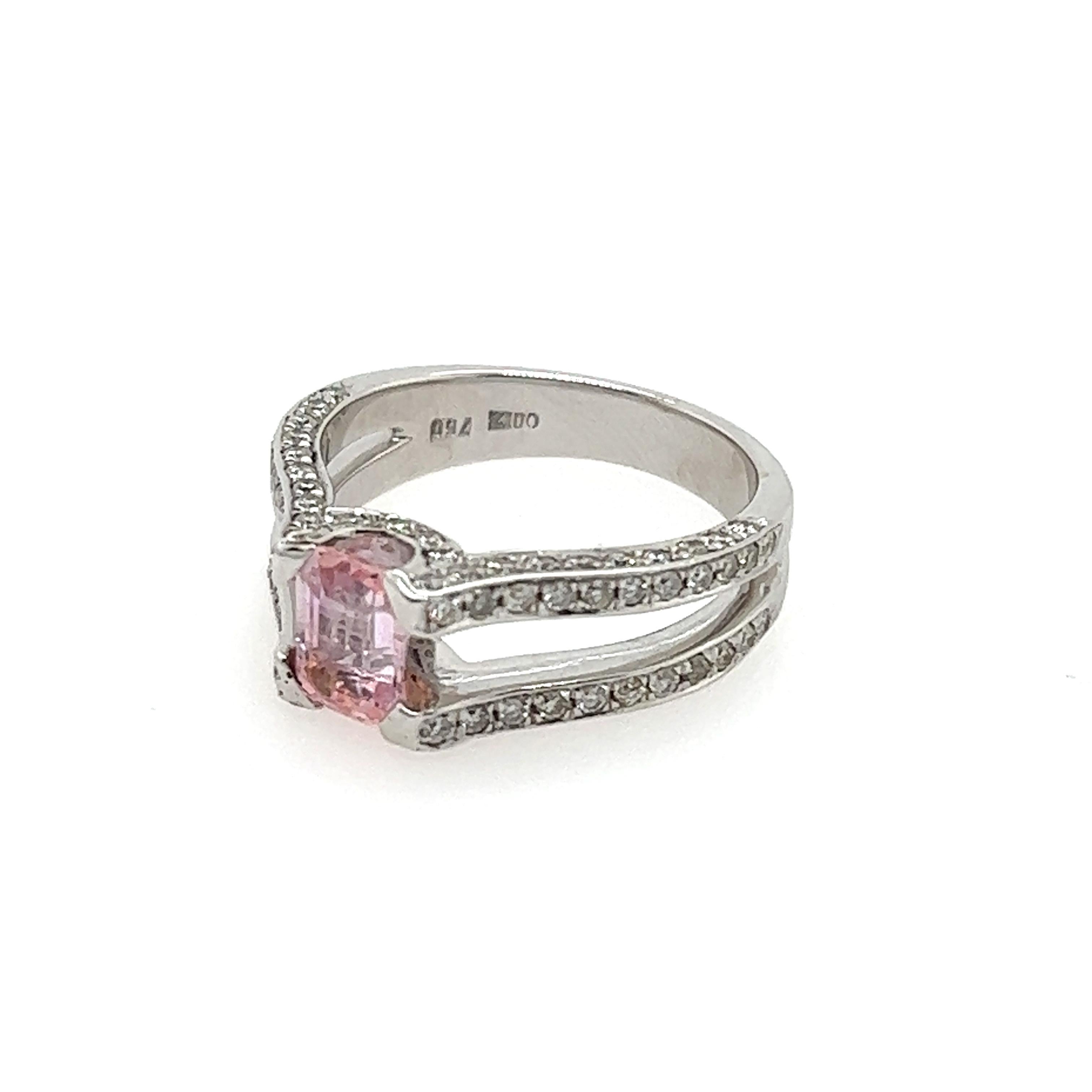 1.01 Carat Emerald Cut Pink Sapphire and Diamond Ring in 18k White Gold In New Condition For Sale In London, GB