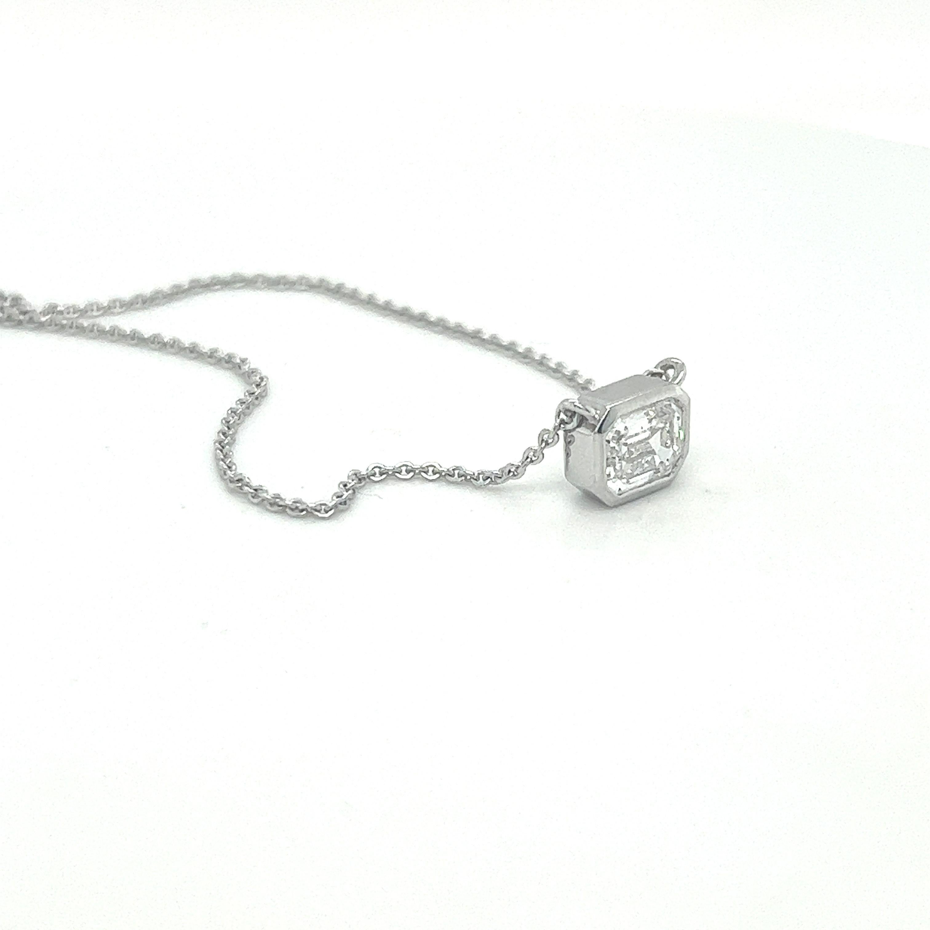 1.01 Carat F Color VS1 Emerald Cut Diamond Necklace For Sale 1
