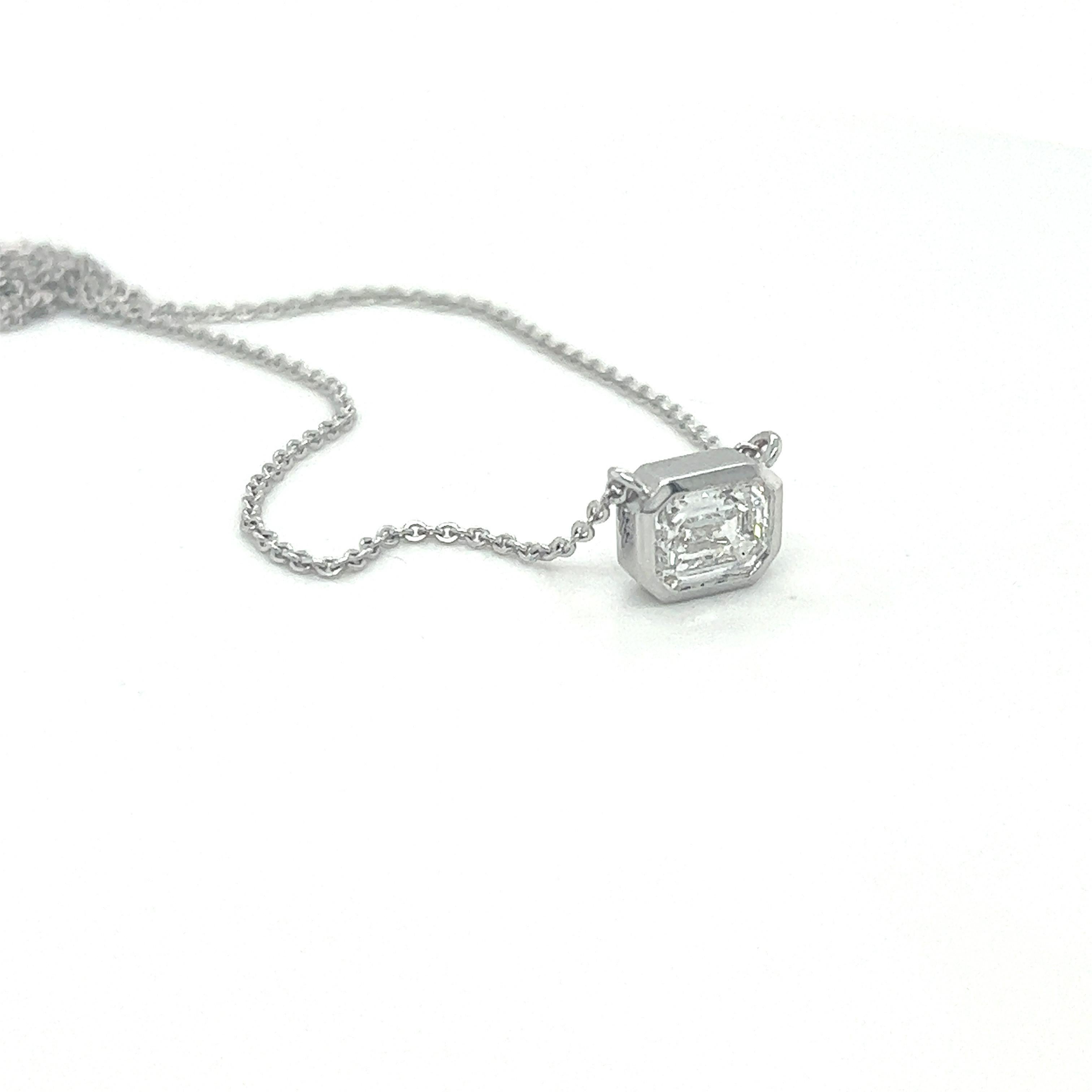 1.01 Carat F Color VS1 Emerald Cut Diamond Necklace For Sale 2