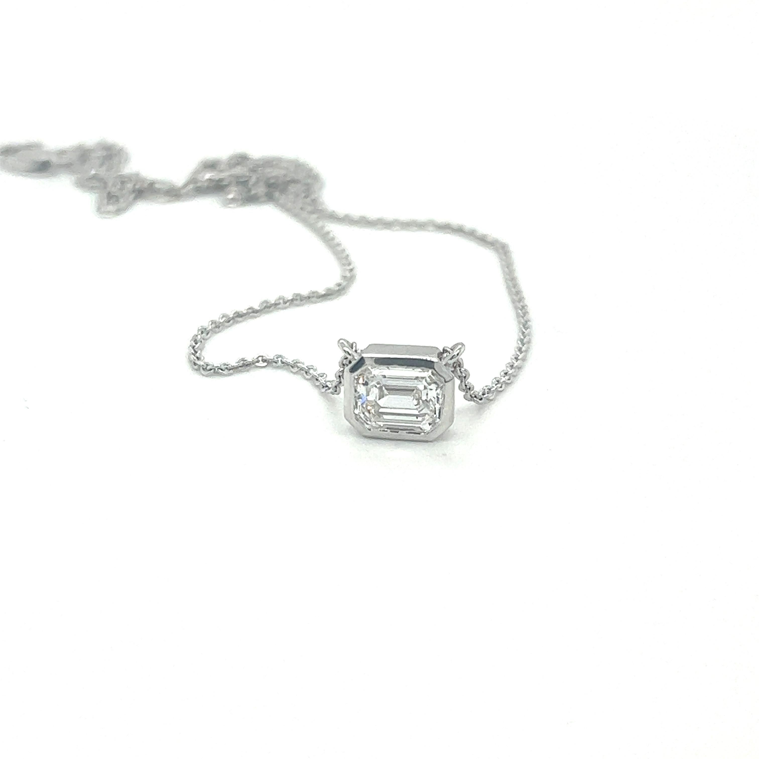 1.01 Carat F Color VS1 Emerald Cut Diamond Necklace For Sale 3