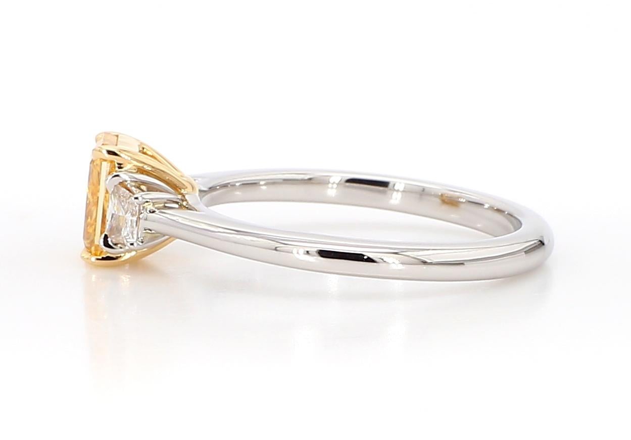 Bague à trois pierres orange-jaune intense de 1,01 carat SI1 [GIA n° 6351364813] Neuf - En vente à New York, NY