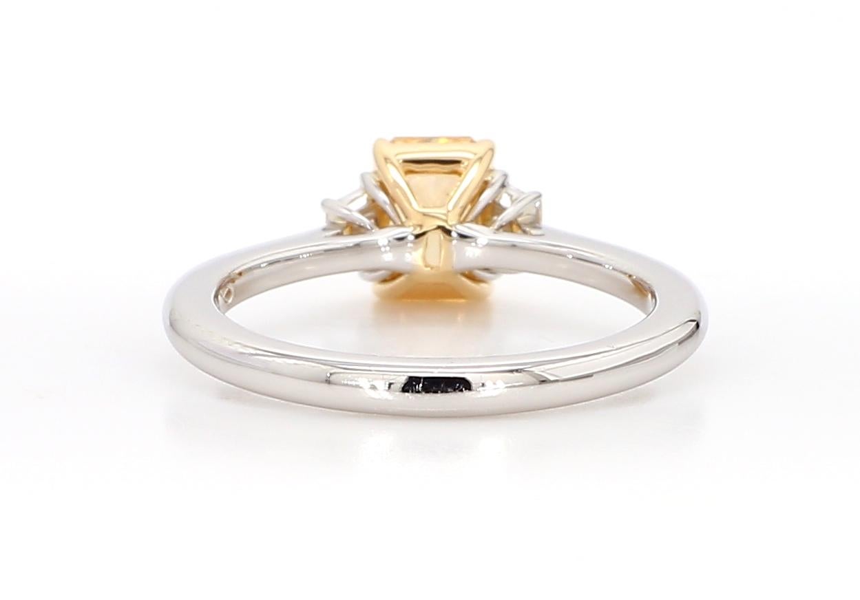 Bague à trois pierres orange-jaune intense de 1,01 carat SI1 [GIA n° 6351364813] en vente 1