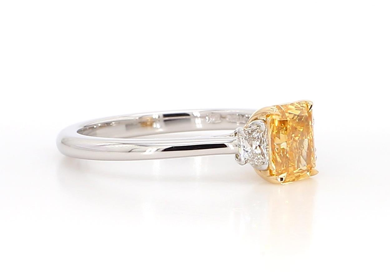 Bague à trois pierres orange-jaune intense de 1,01 carat SI1 [GIA n° 6351364813] en vente 4