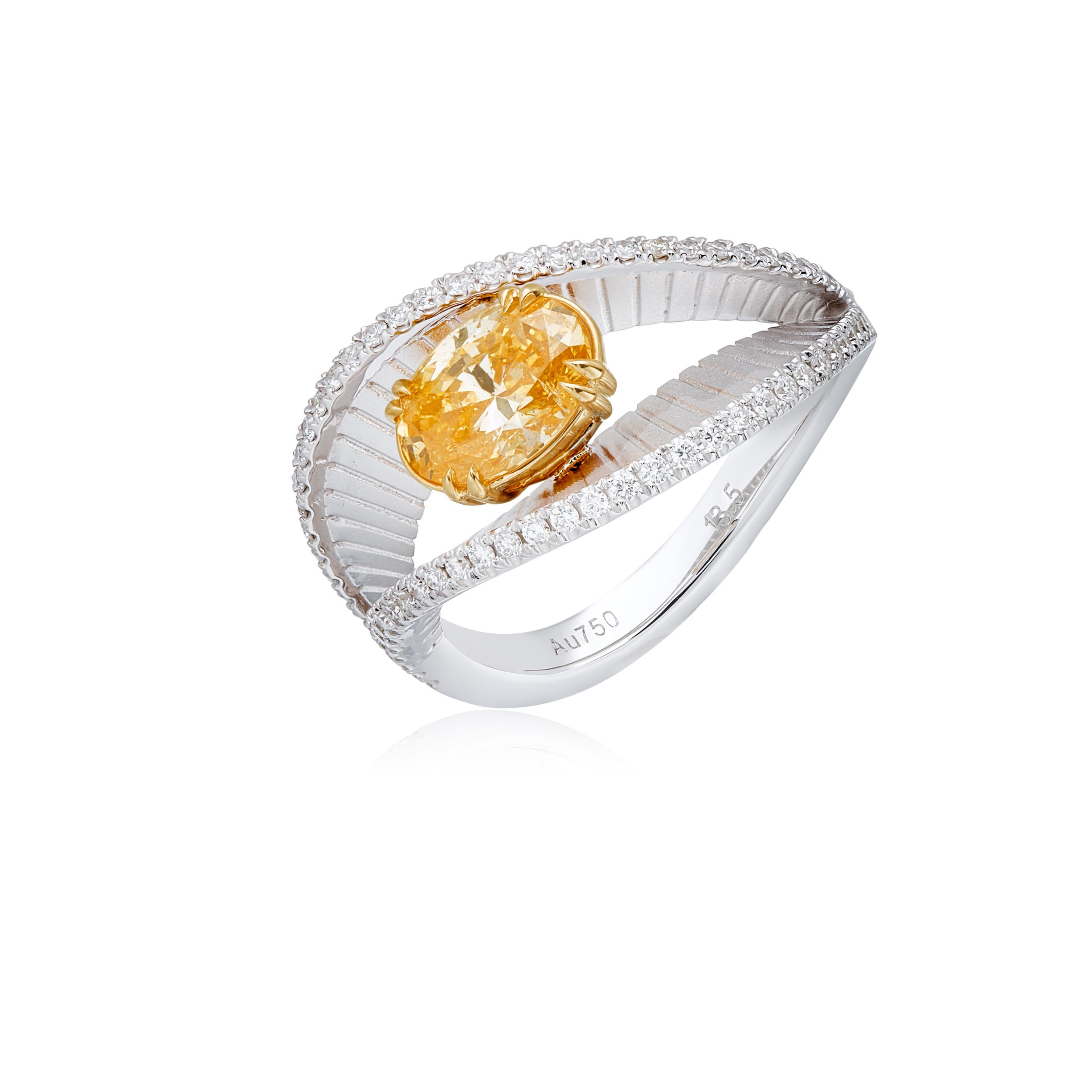 Oval Cut 1.01 carat Fancy Intense Yellow Orange Diamond Gold Ring For Sale