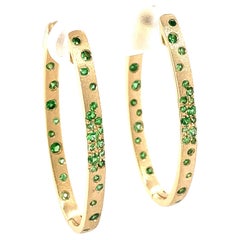 Pendientes de oro amarillo con aro ovalado engastado de tsavorita verde de 1.01 quilates