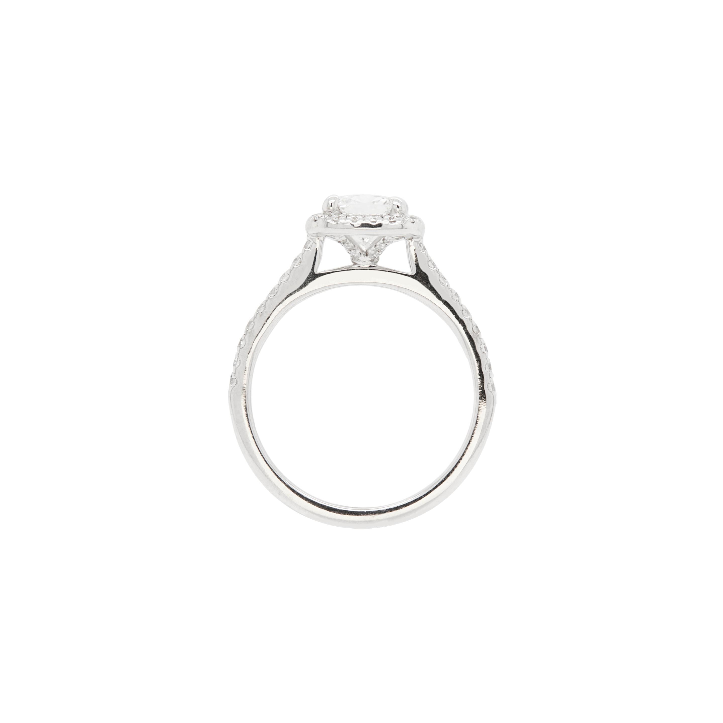 On craque pour cette magnifique bague halo en diamant taille coussin en or blanc 18 carats. D'une pureté VS2, la pierre centrale est d'une qualité vraiment sublime, et sa couleur est également stupéfiante. Certifiée de couleur I, la pierre centrale