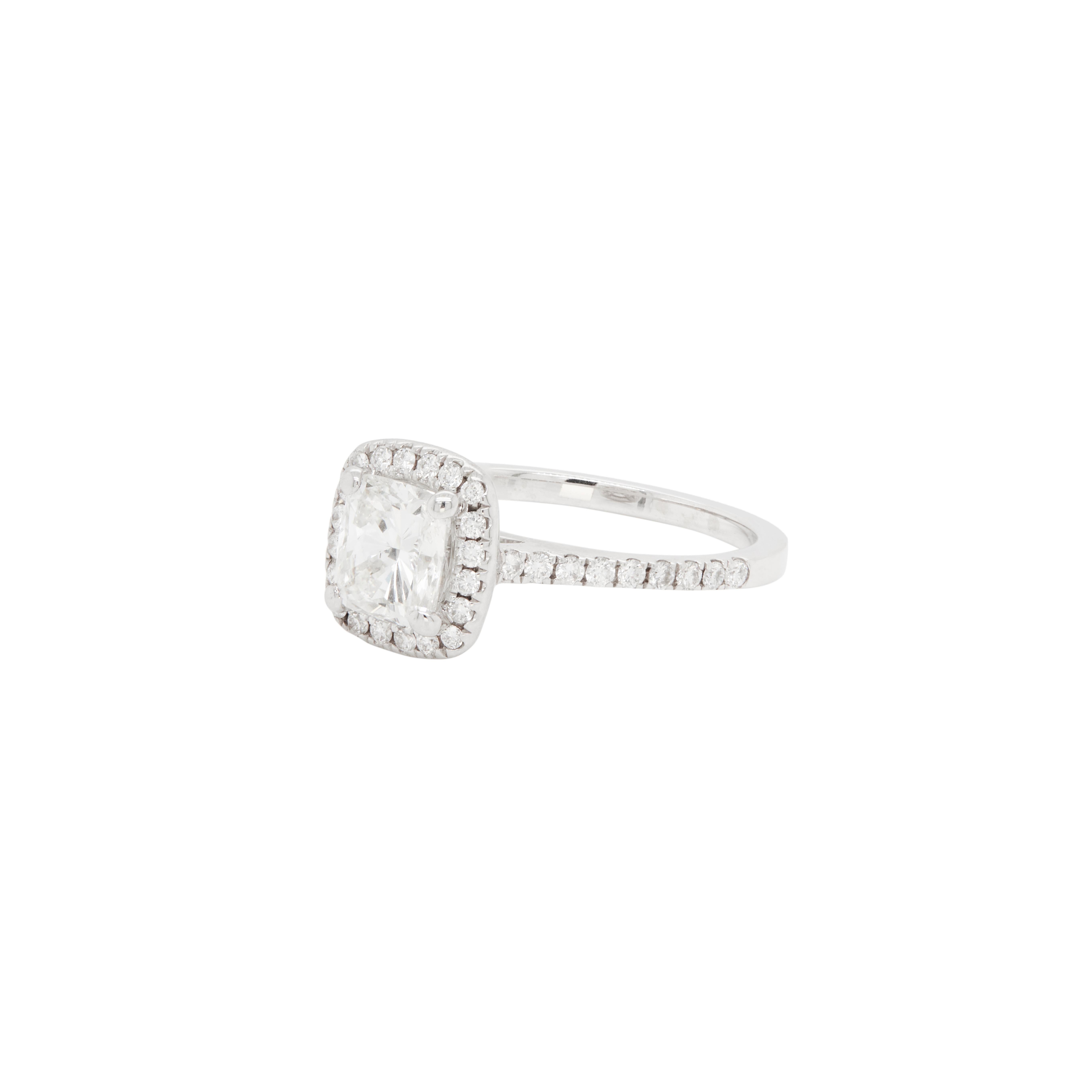 Moderne Bague Halo en or blanc 18 carats avec diamant taille coussin I VS2 de 1,01 carat en vente