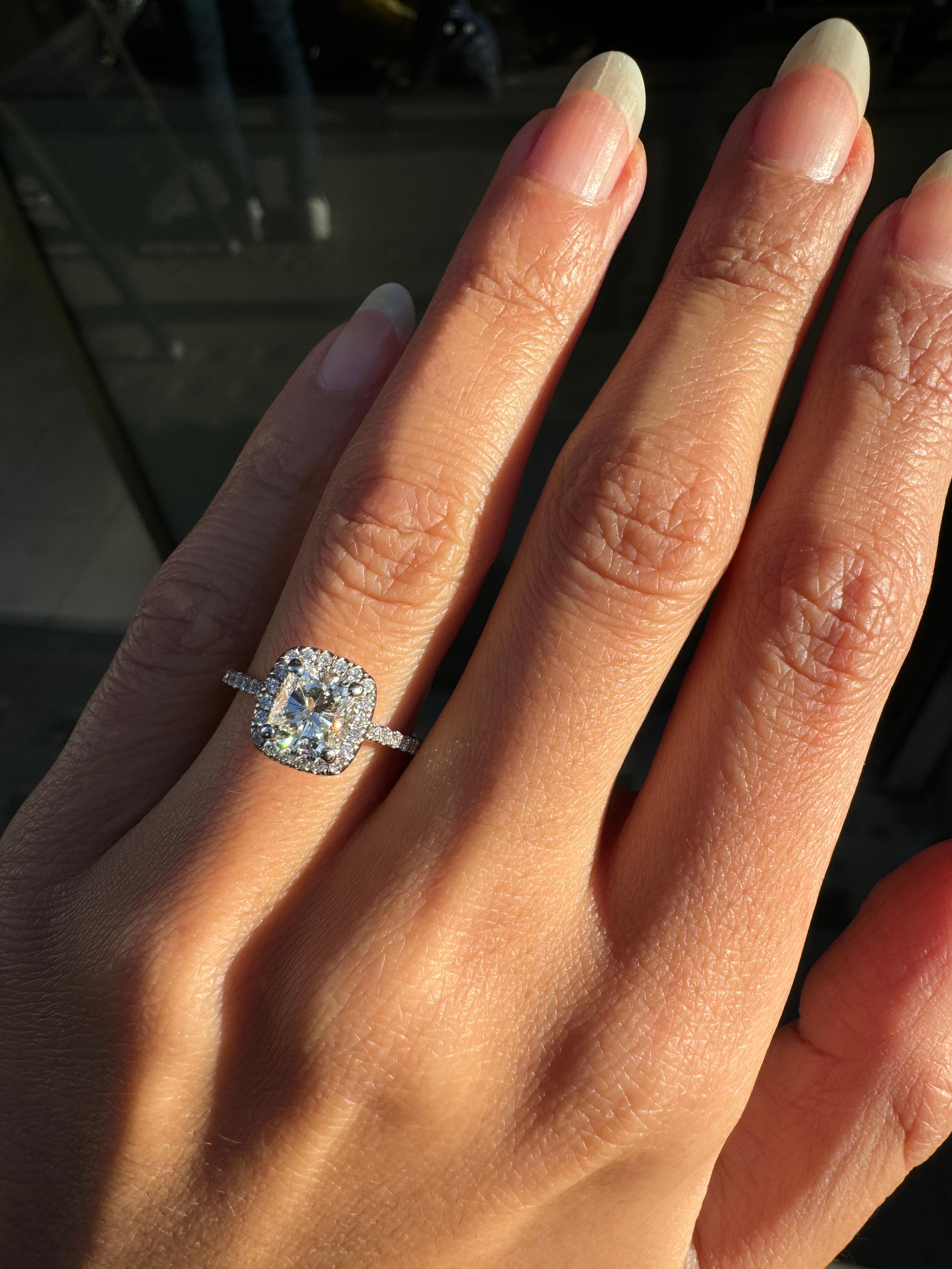 Bague Halo en or blanc 18 carats avec diamant taille coussin I VS2 de 1,01 carat Excellent état - En vente à London, GB