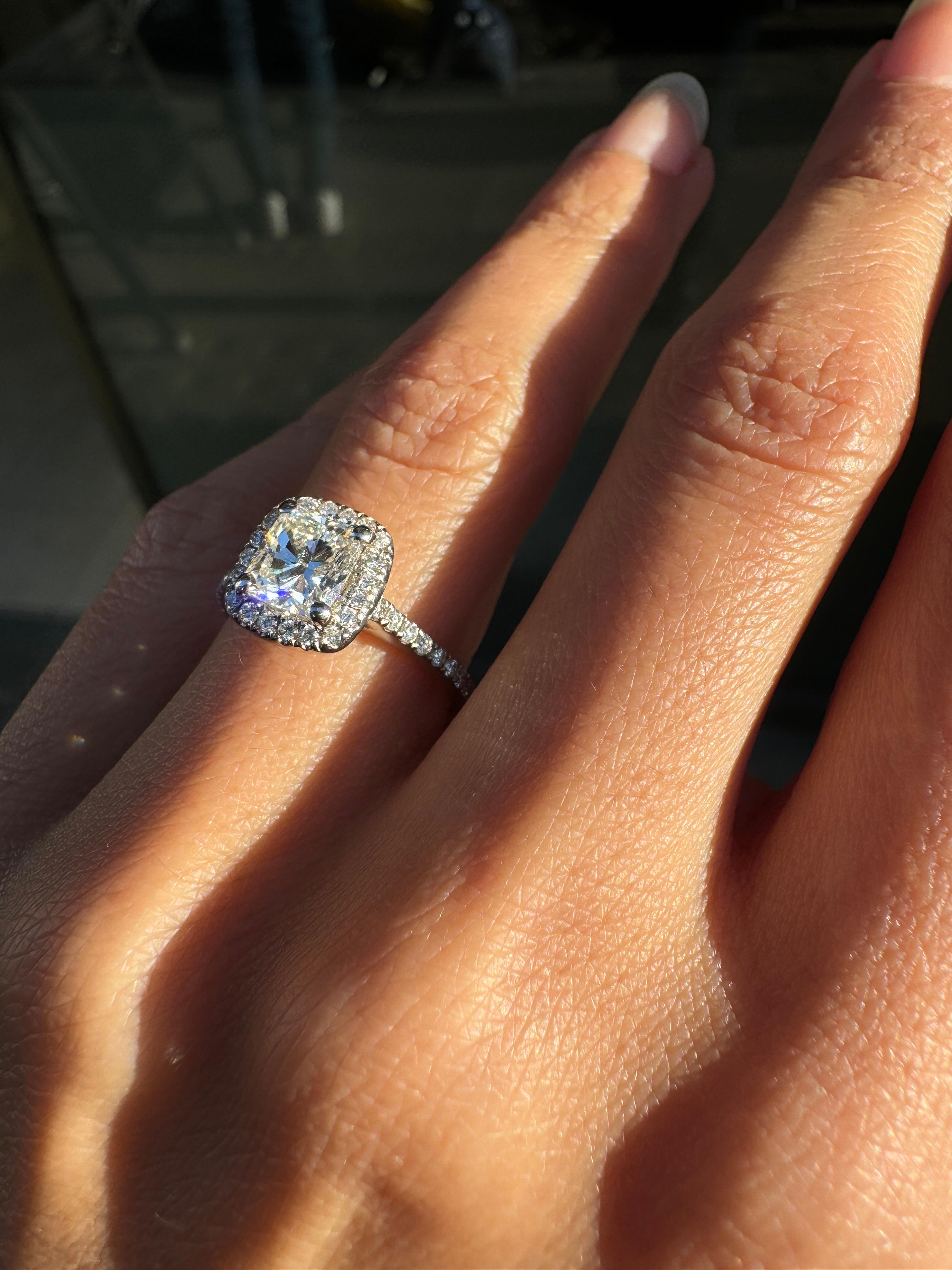Bague Halo en or blanc 18 carats avec diamant taille coussin I VS2 de 1,01 carat Pour femmes en vente