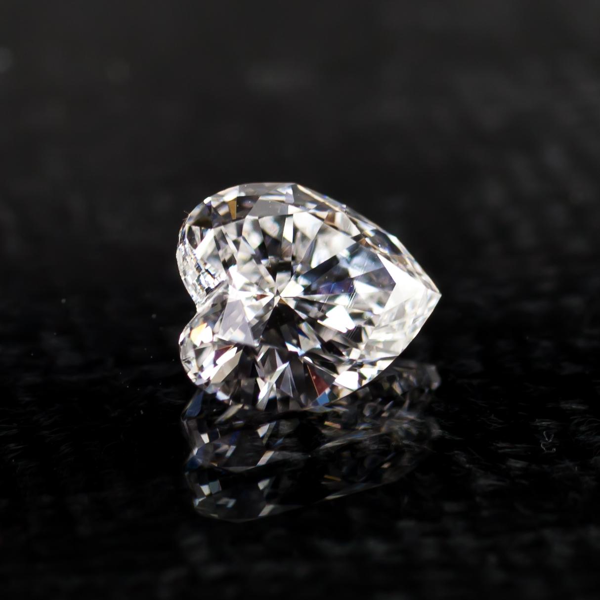 Informations générales sur le diamant
Taille du diamant : Brilliante en cœur
Dimensions : 6.86  x  6.32  -  3.52 mm
Numéro de rapport GIA : 2183448129

Résultats de la classification des diamants
Poids en carats : 1,01
Grade de couleur : F
Niveau de