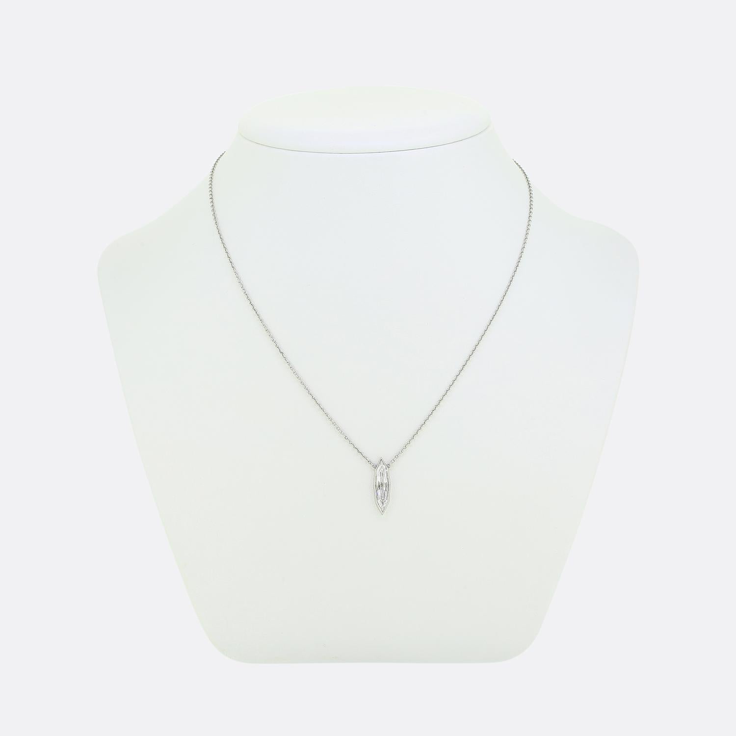 Aquí tenemos un fabuloso collar solitario de platino. Esta refinada pieza presenta un único diamante de talla marquesa alargada que posee un excepcional tono blanco brillante. Esta piedra solitaria se ha engastado en un fino borde milgrano antes de