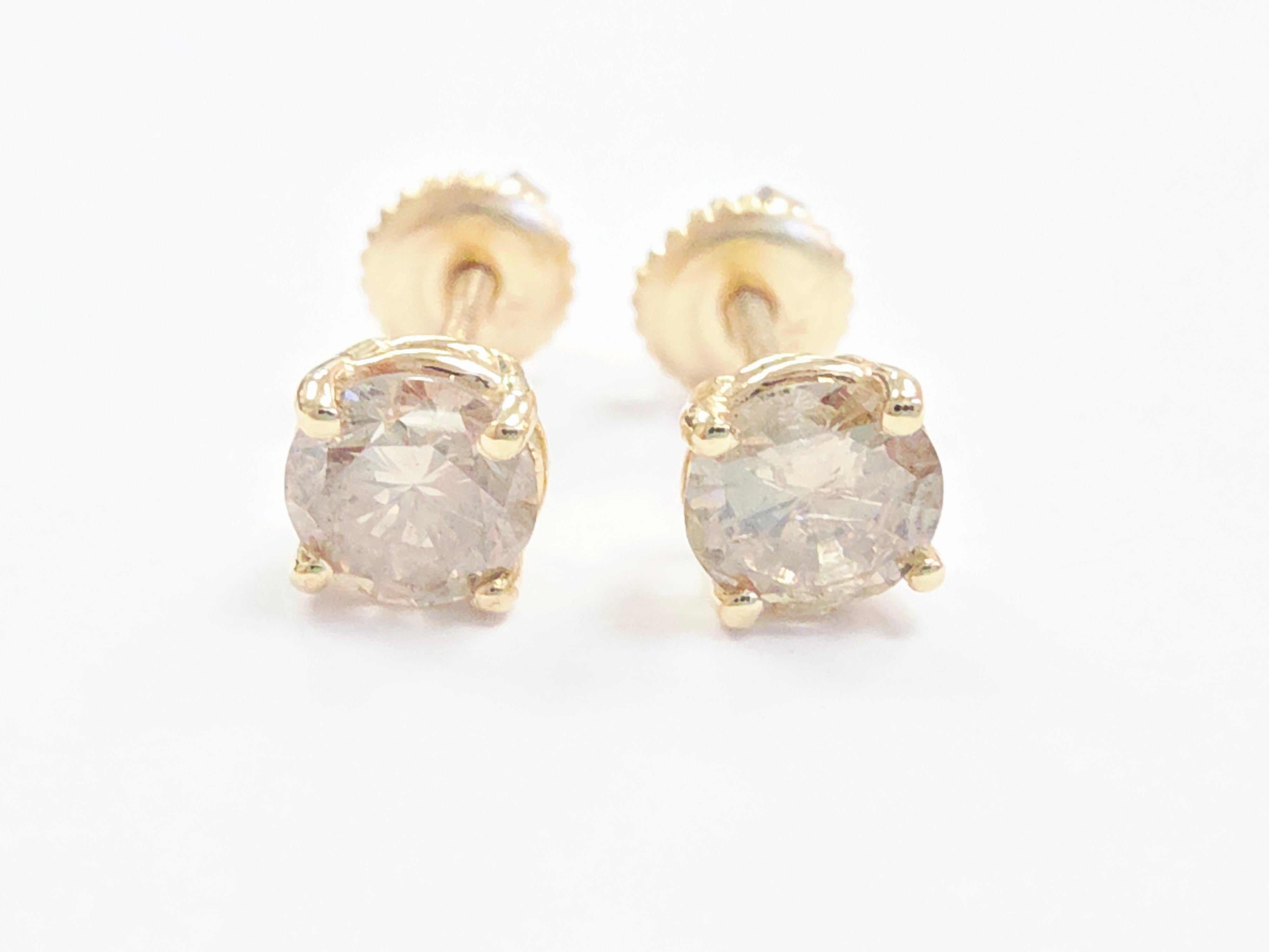 Orecchini con diamante tondo brillante da 1,01 carati Nature in oro giallo 14 carati

Eleva la tua collezione di gioielli con questo intramontabile paio di orecchini a perno con diamanti naturali, per un totale di 1.01  carati di diamanti rotondi a