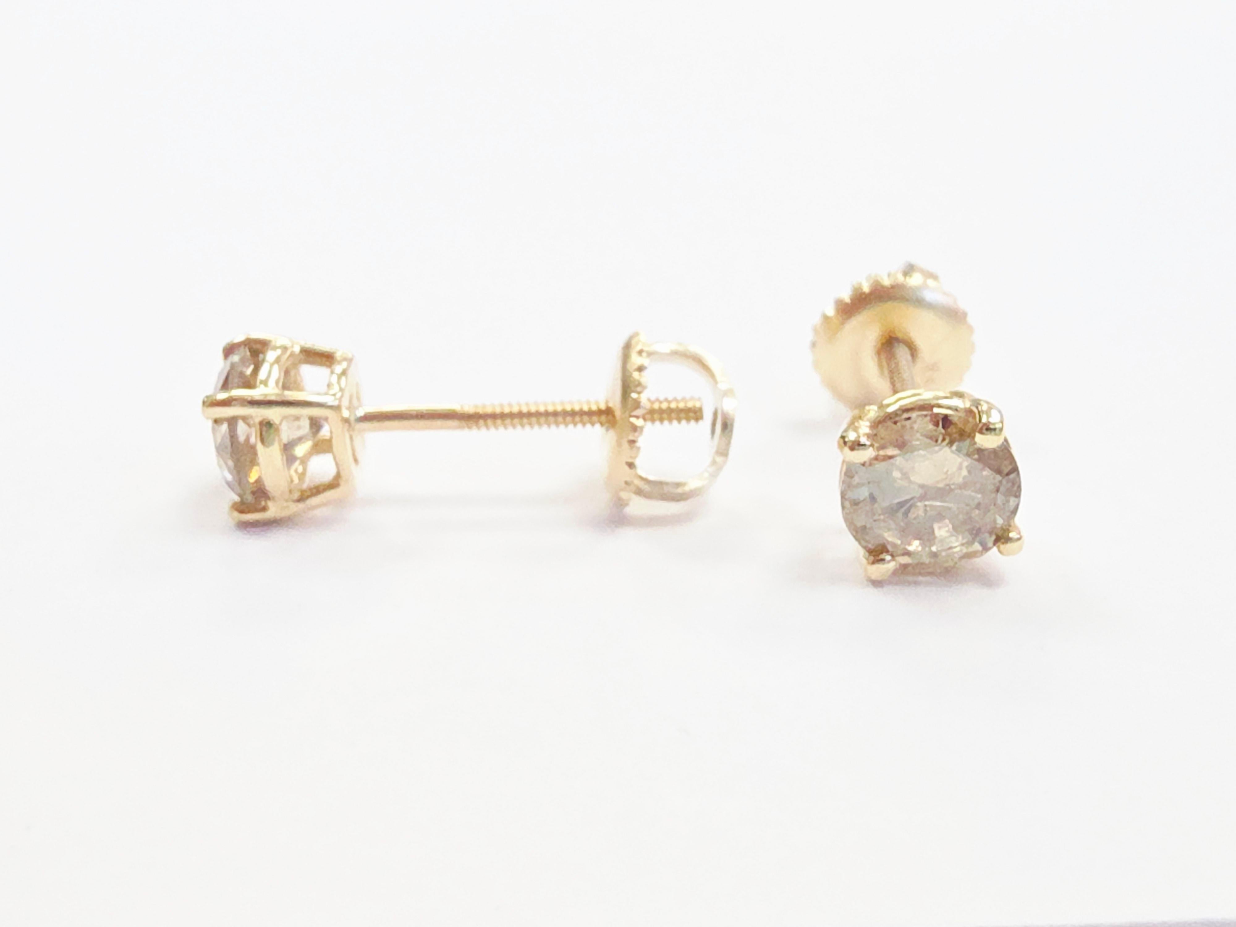 Taglio rotondo Borchie con diamanti tondi brillanti Nature da 1,01 carati in oro giallo 14 carati in vendita