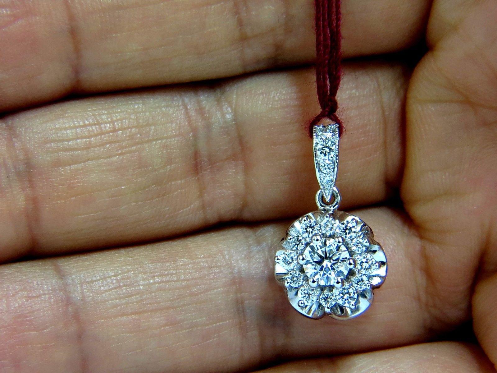 1.01 Karat natürliche Diamanten Cluster Raised Kleeblatt-Anhänger 14 Karat G/VS im Angebot 1