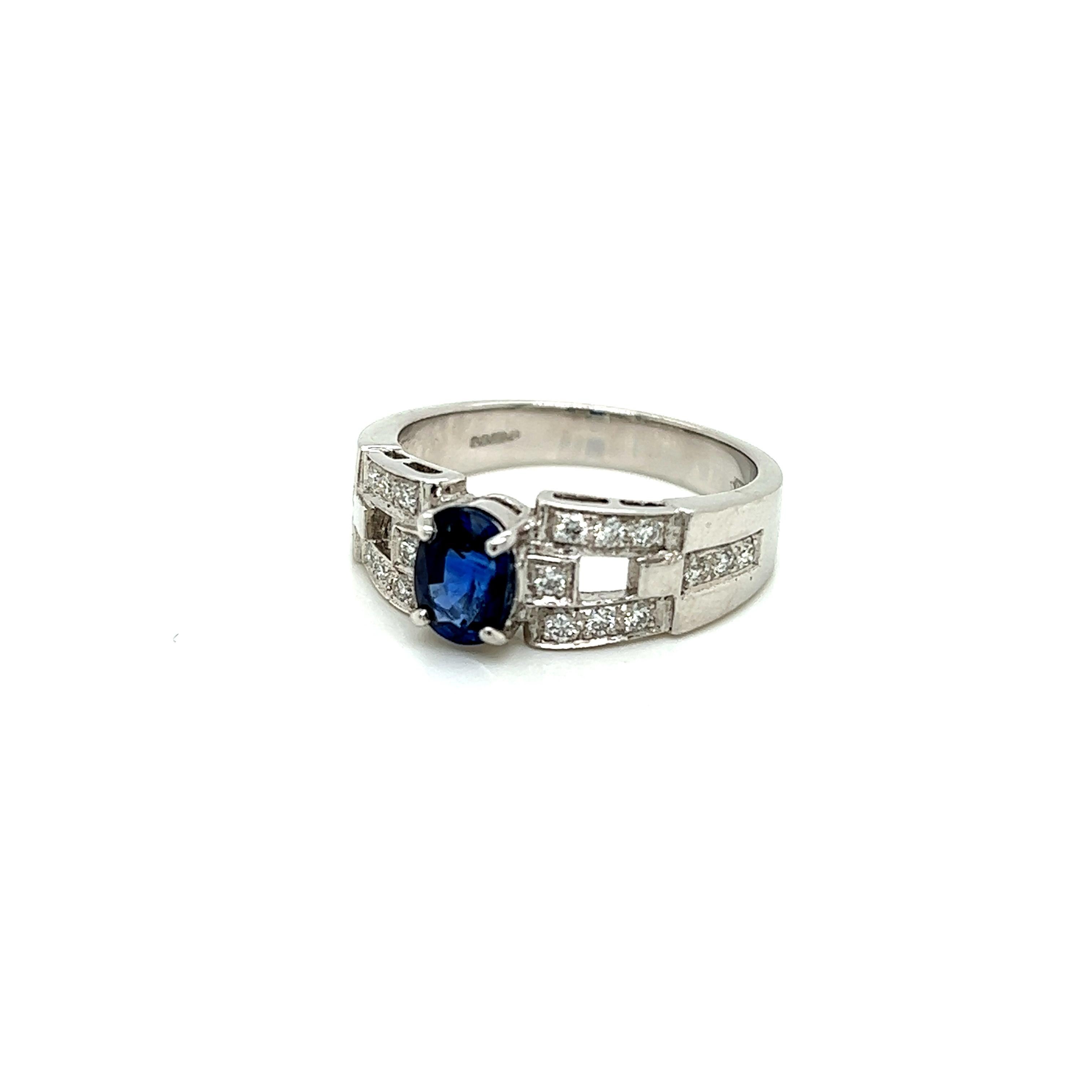 Taille ovale Bague en or blanc 18 carats avec saphir bleu ovale de 1,01 carat et diamants en vente